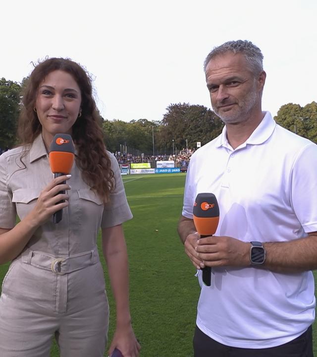 Moderatorin Lena Kesting und Trainer Christian Wück vor dem Spiel der Frauen-Bundesliga: 1. FFC Turbine Potsdam gegen FC Bayern München.