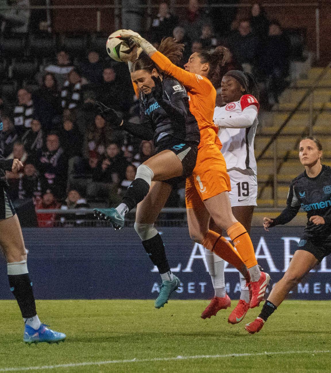 Frauen-Bundesliga, Eintracht Frankfurt - Bayer 04 Leverkusen v.l. Charlotte Voll (Bayer 04 Leverkusen Frauen) fängt eine Flanke ab. 