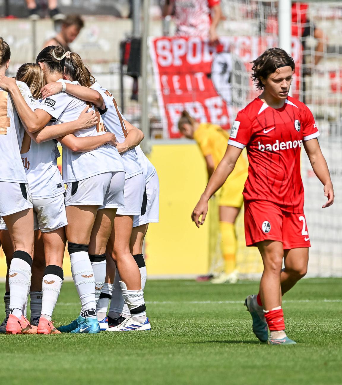 Alicia Gudorf vom SC Freibrug ist enttäuscht nach dem Tor zum 1:1 durch Janou Levels vom Bayer 04 Leverkusen.