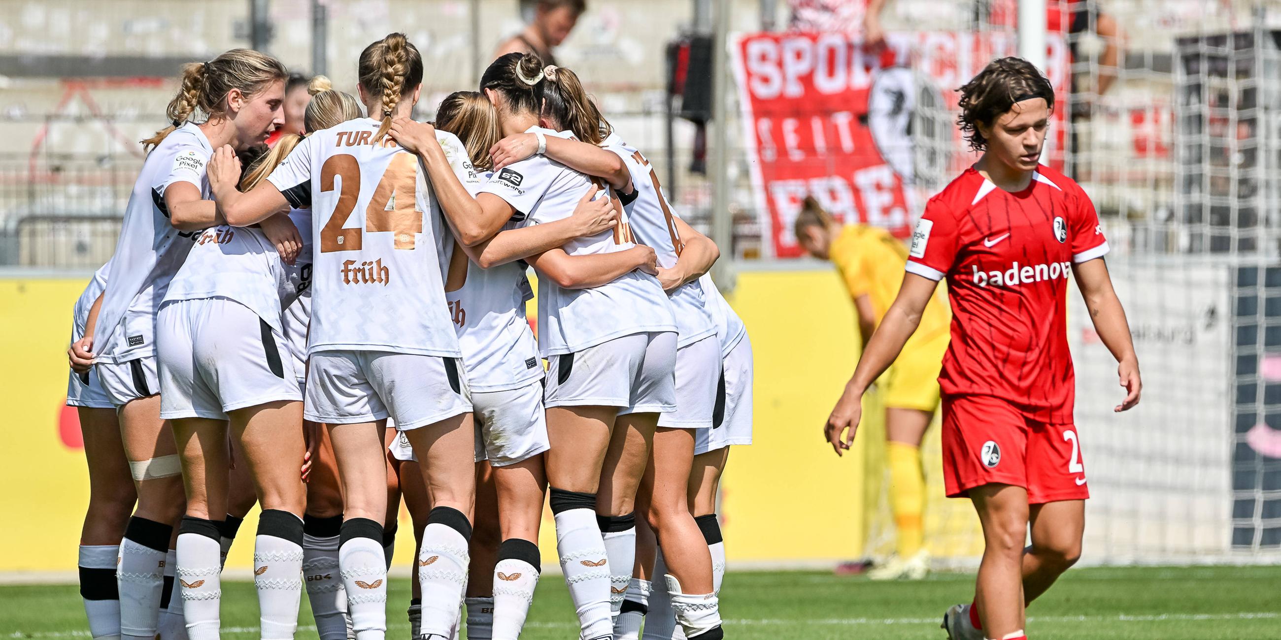 Szene aus dem Spiel zwischen Freiburg und Leverkusen in der Frauen-Bundesliga.