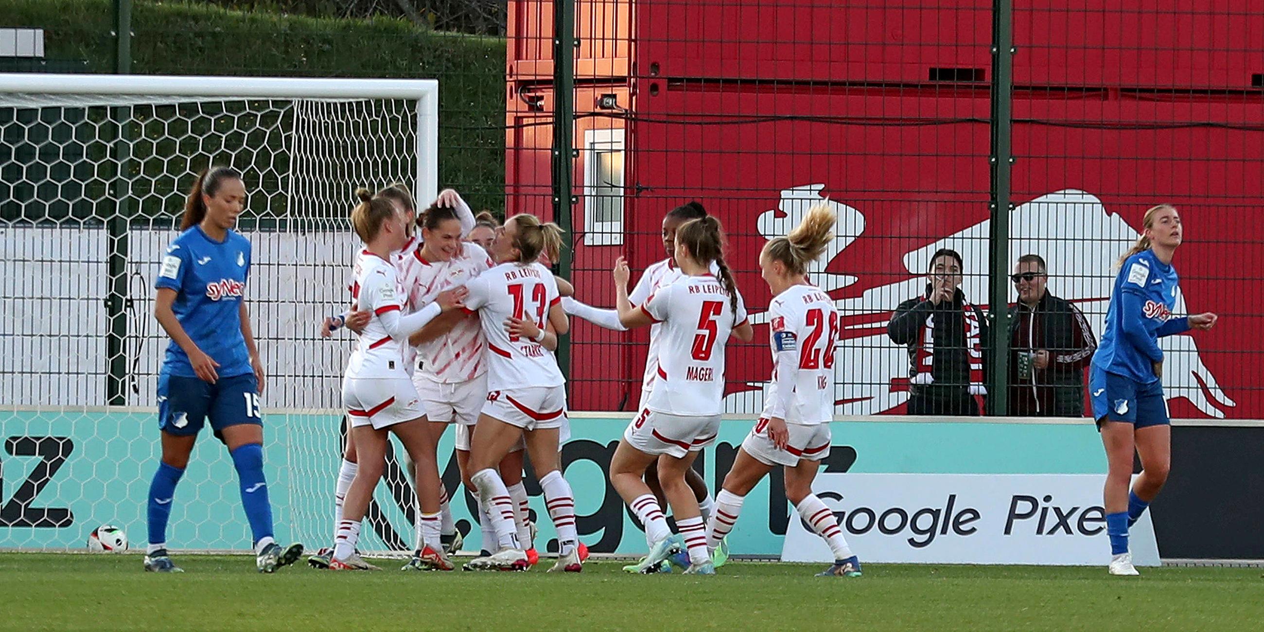 Tor-Jubel bei RB Leipzig nach dem Elfmeter-Tor zum 2:1. 