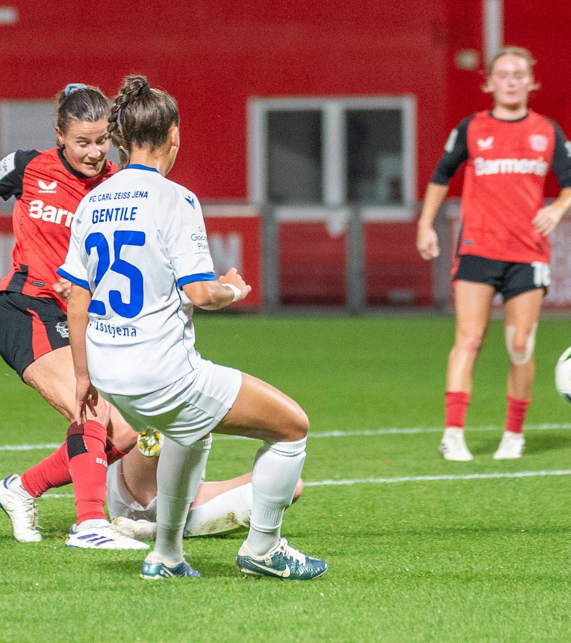 Leverkusens Katharina Piljic erzielt das Siegtor zum 1:0 gegen Jena