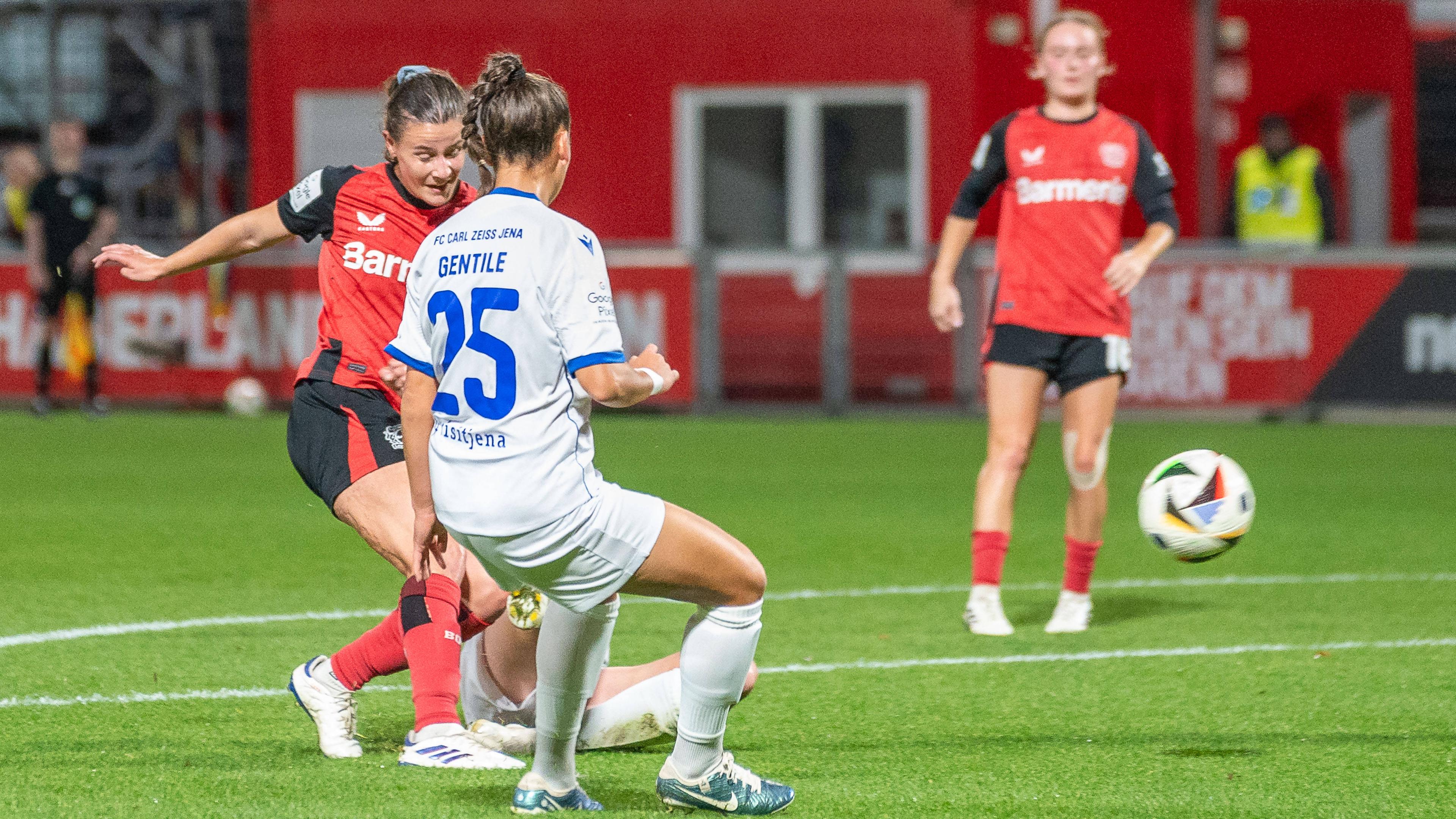 Leverkusens Katharina Piljic erzielt das Siegtor zum 1:0 gegen Jena