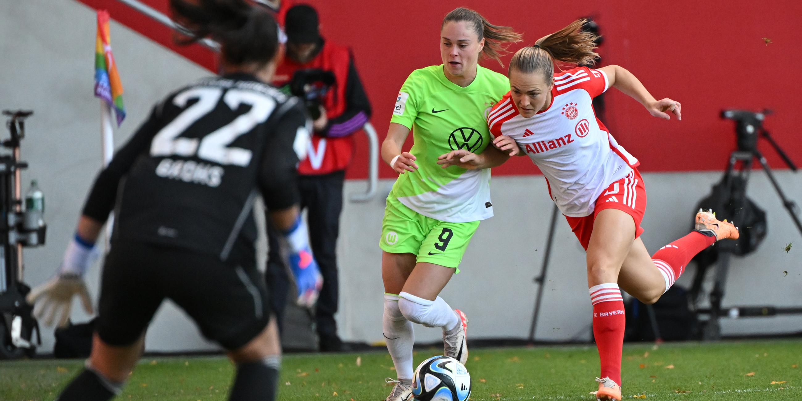 Bayerns Maria-Luisa Grohs (l) und Magdalena Eriksson (r) kämpfen mit Wolfsburgs Eva Pajor um den Ball.