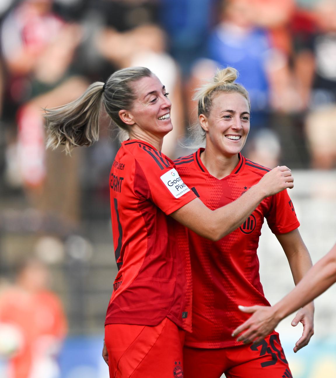 Bayerns Torschützin Linda Sembrant jubelt nach ihrem Tor zum 0:1 mit Bayerns Carolin Simon und Bayerns Sarah Zadrazil.