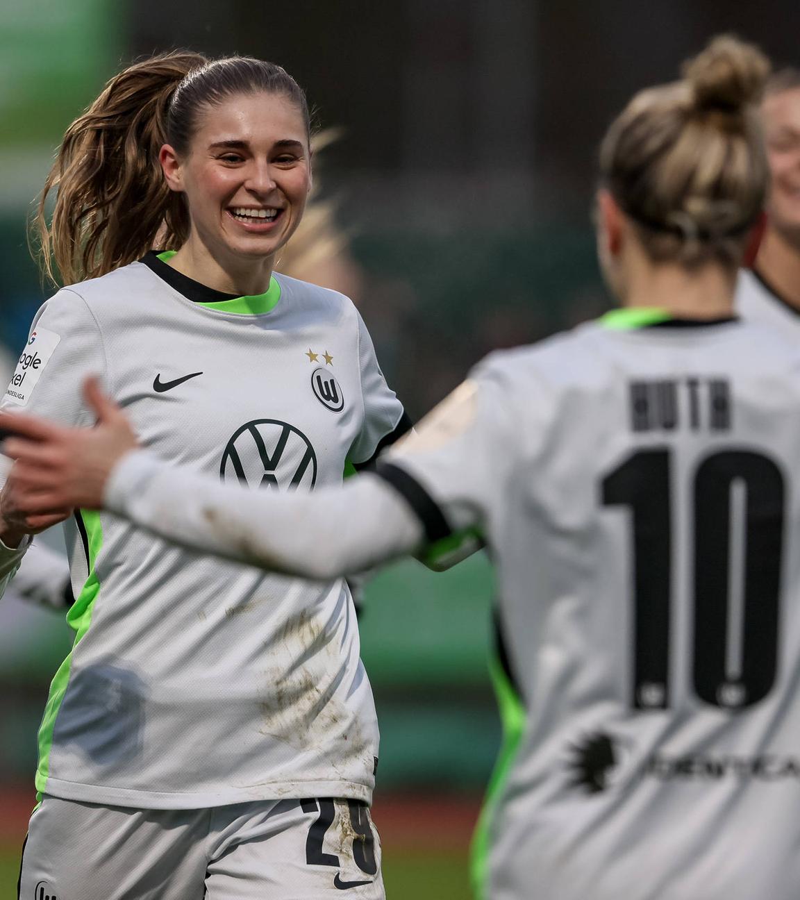 Torschützin Jule Brand vom VfL Wolfsburg jubelt mit Svenja Huth nach ihrem Tor gegen SV Werder Bremen.