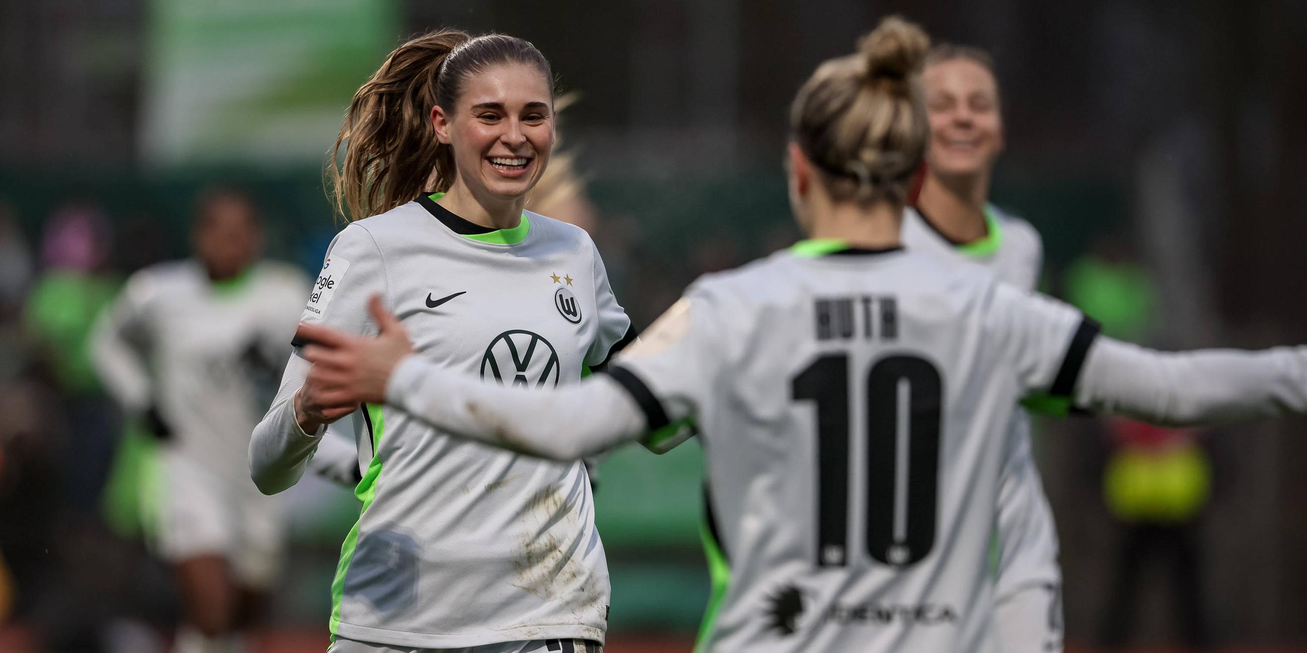 Torschützin Jule Brand vom VfL Wolfsburg jubelt mit Svenja Huth nach ihrem Tor gegen SV Werder Bremen.