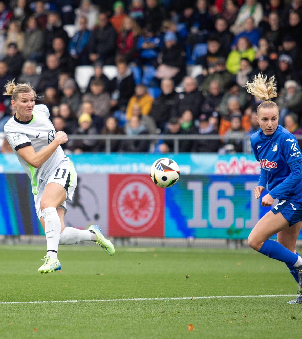 Wolfsburgs Alexandra Popp schießt den Ball aufs Tor beim Spiel gegen den TSG Hoffenheim.