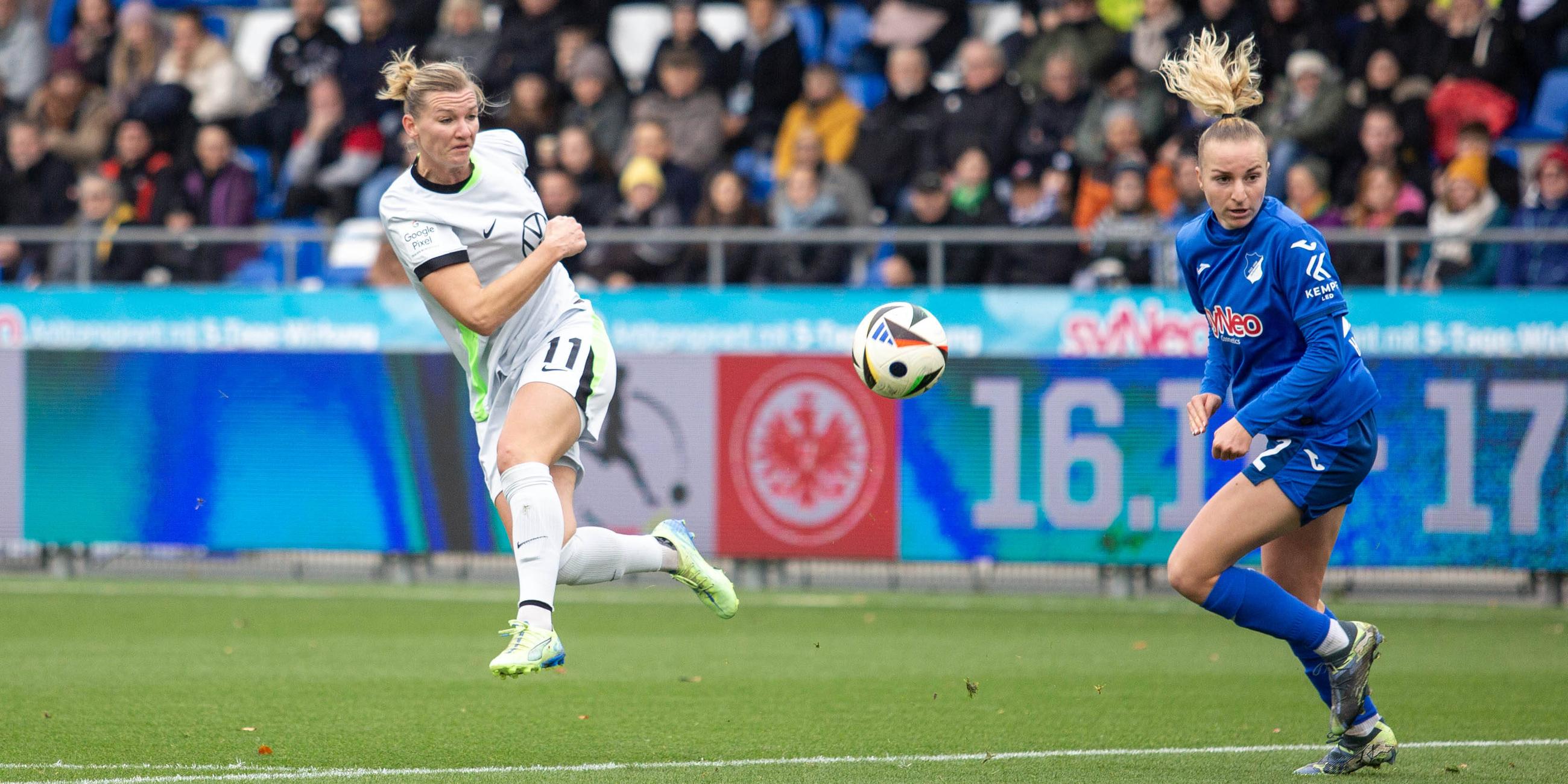 Wolfsburgs Alexandra Popp schießt den Ball aufs Tor beim Spiel gegen den TSG Hoffenheim.