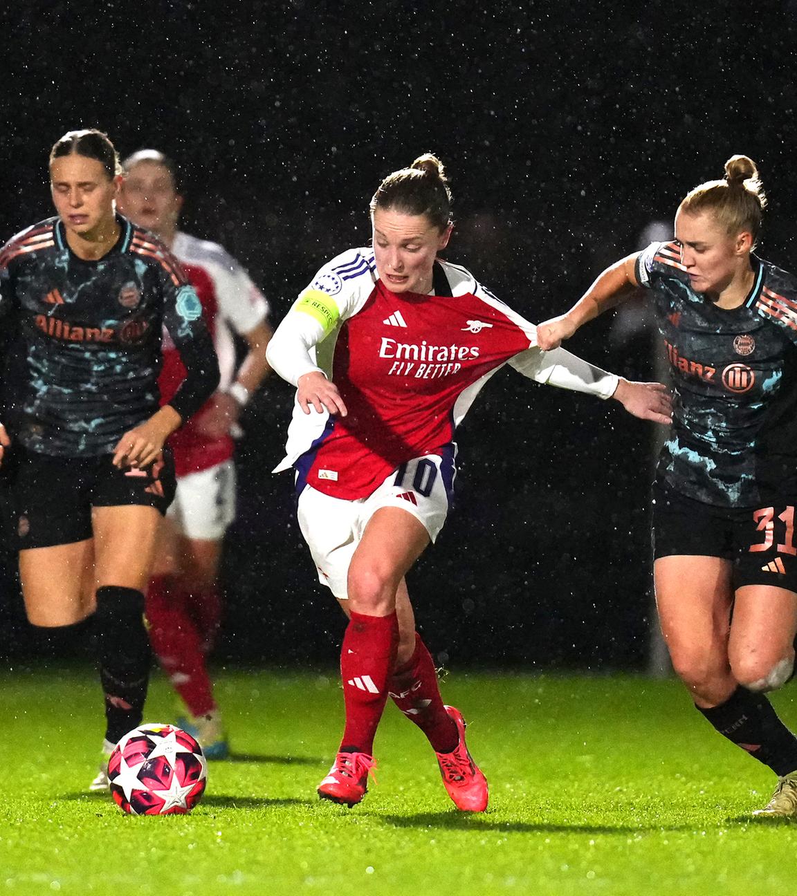 Kim Little von Arsenal und Georgia Stanway (r.) von Bayern München kämpfen um den Ball.