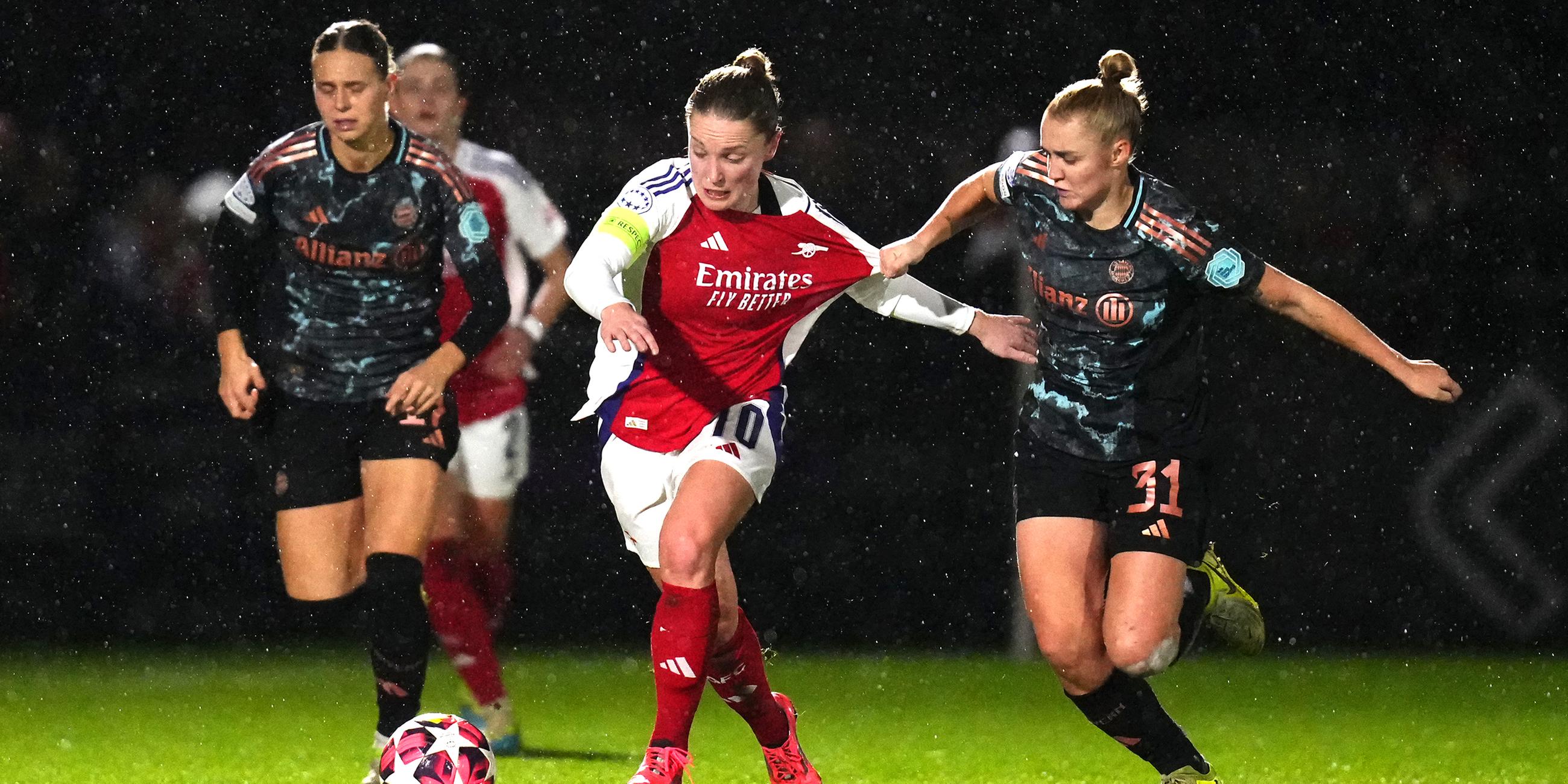 Kim Little von Arsenal und Georgia Stanway (r.) von Bayern München kämpfen um den Ball.