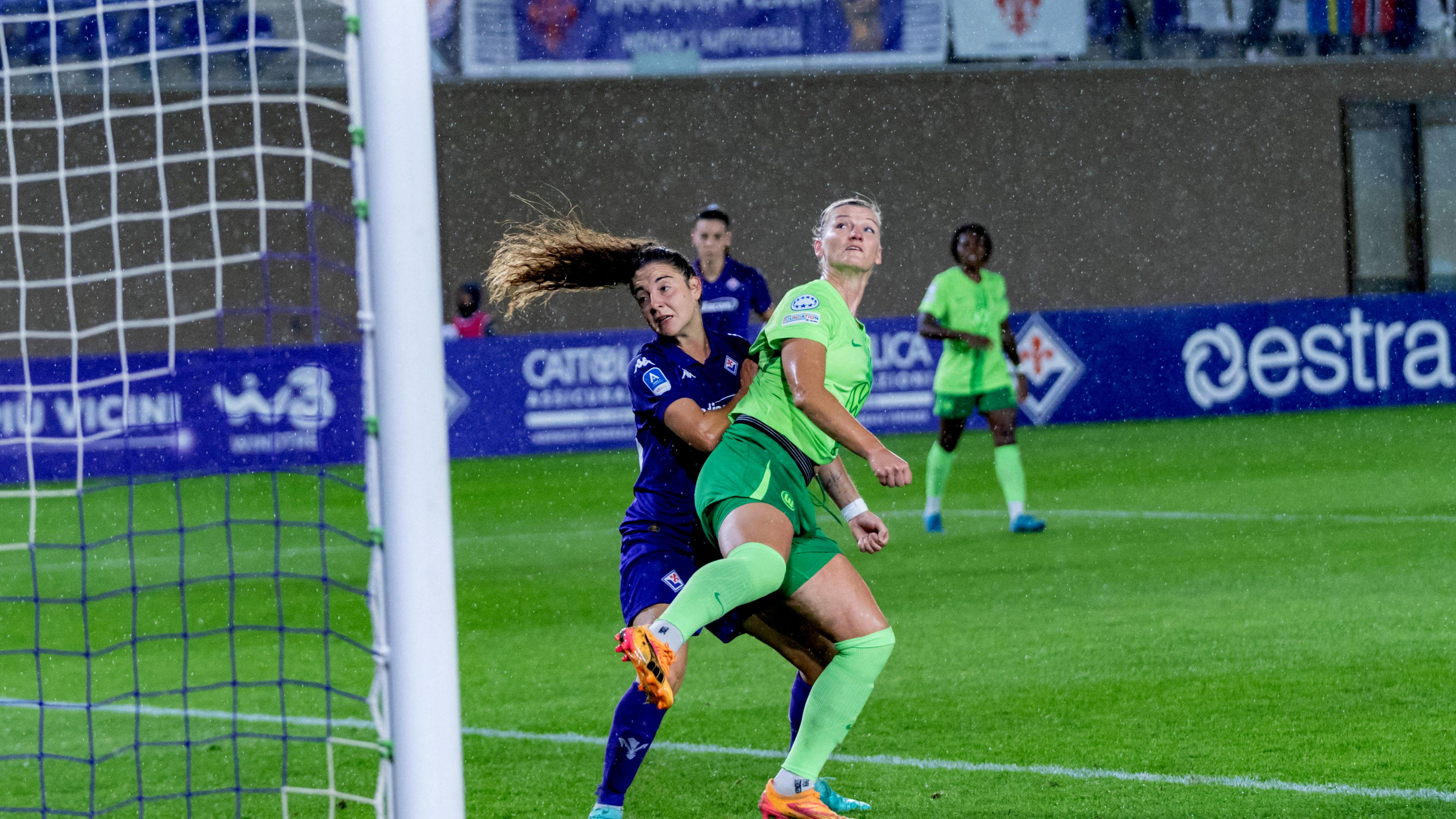 Alexandra Popp (Wolfsburg, r.) gegen Maria Filangeri am 18.09.24.