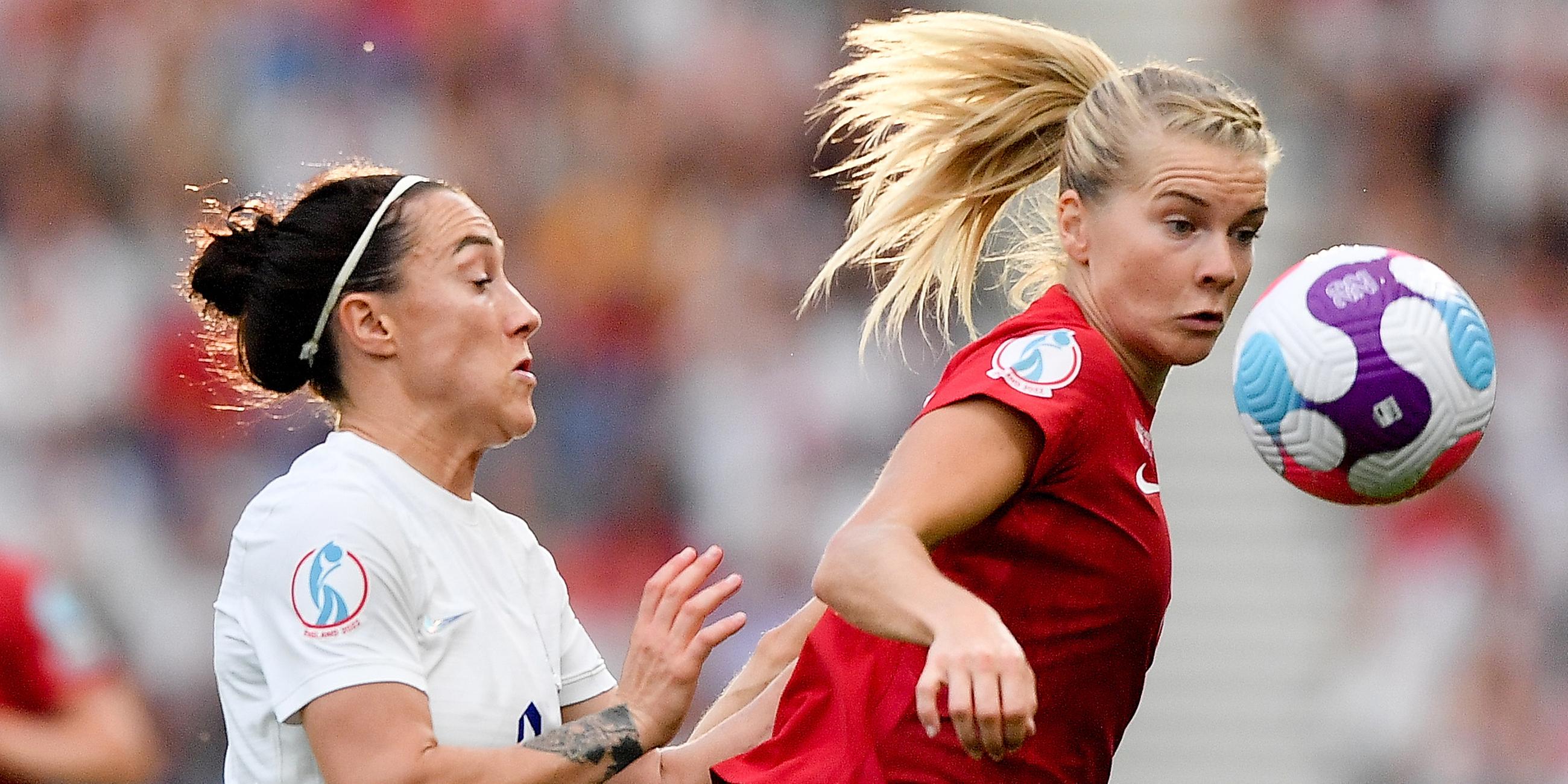 Englands Lucy Bronze in Aktion mit Norwegens Ada Hegerberg.