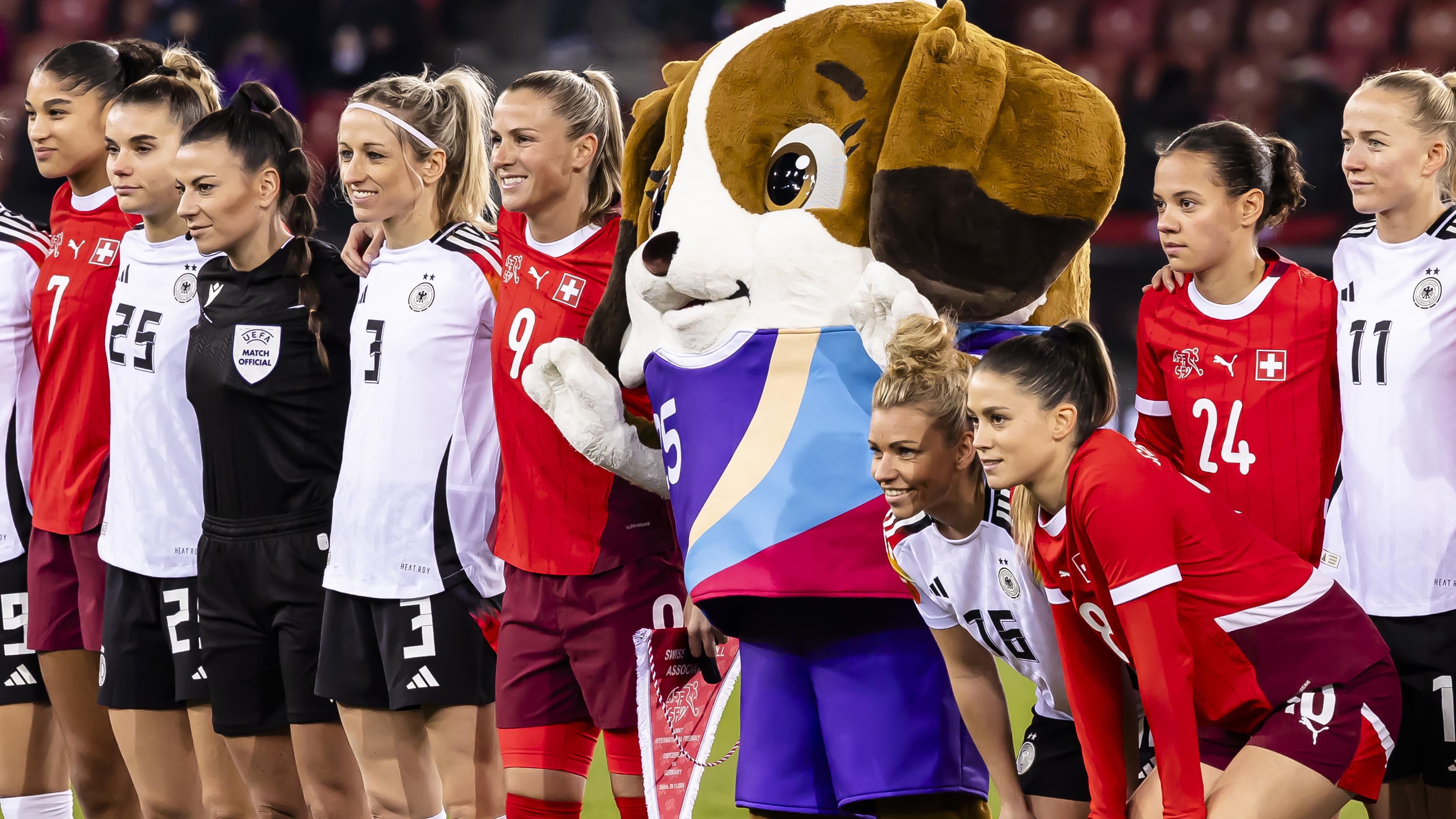 Maddli, das Maskottchen der Frauen Fußball-EM mit den Spielerinnen vor dem Länderspiel zwischen Deutschland und der Schweiz.