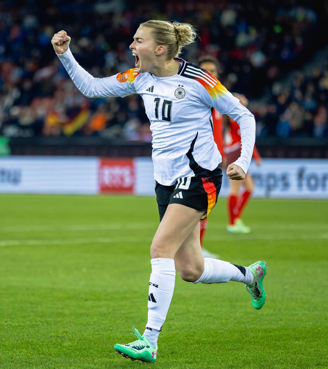 Deutschlands Laura Freigang jubelt nach ihrem Tor zum 2:0 gegen die Schweiz.