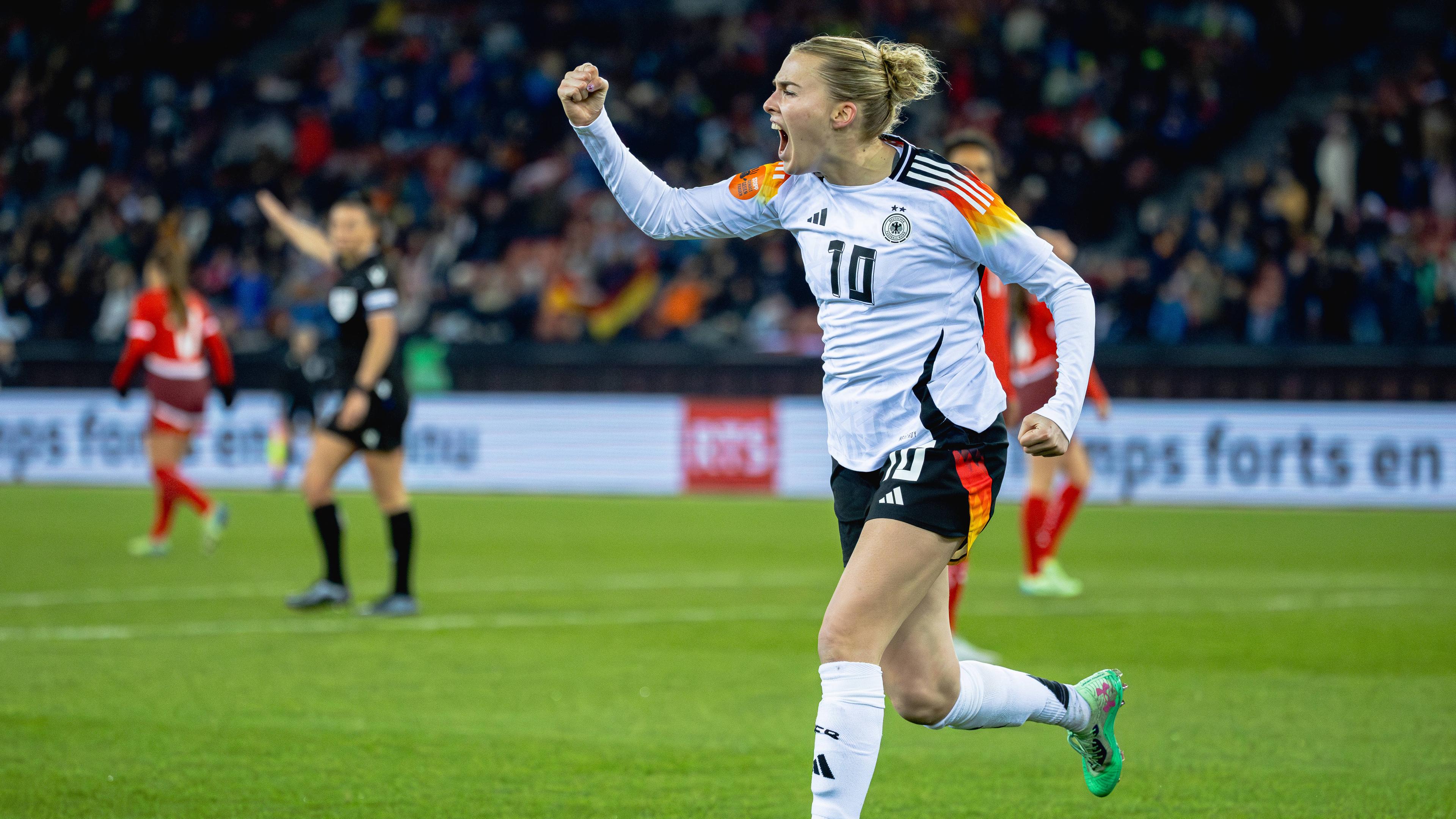 Deutschlands Laura Freigang jubelt nach ihrem Tor zum 2:0 gegen die Schweiz.