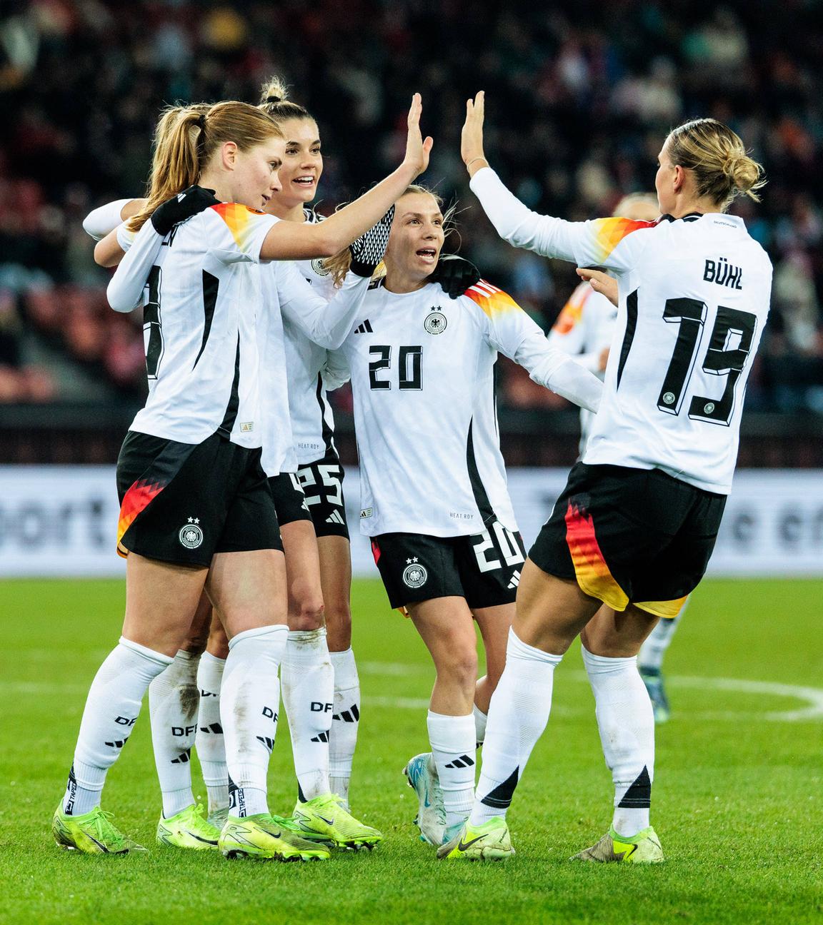 Torschützin Sjoeke Nüsken jubelt mit ihrer Mannschaft ihr Tor zum 1:0 gegen die Schweiz.