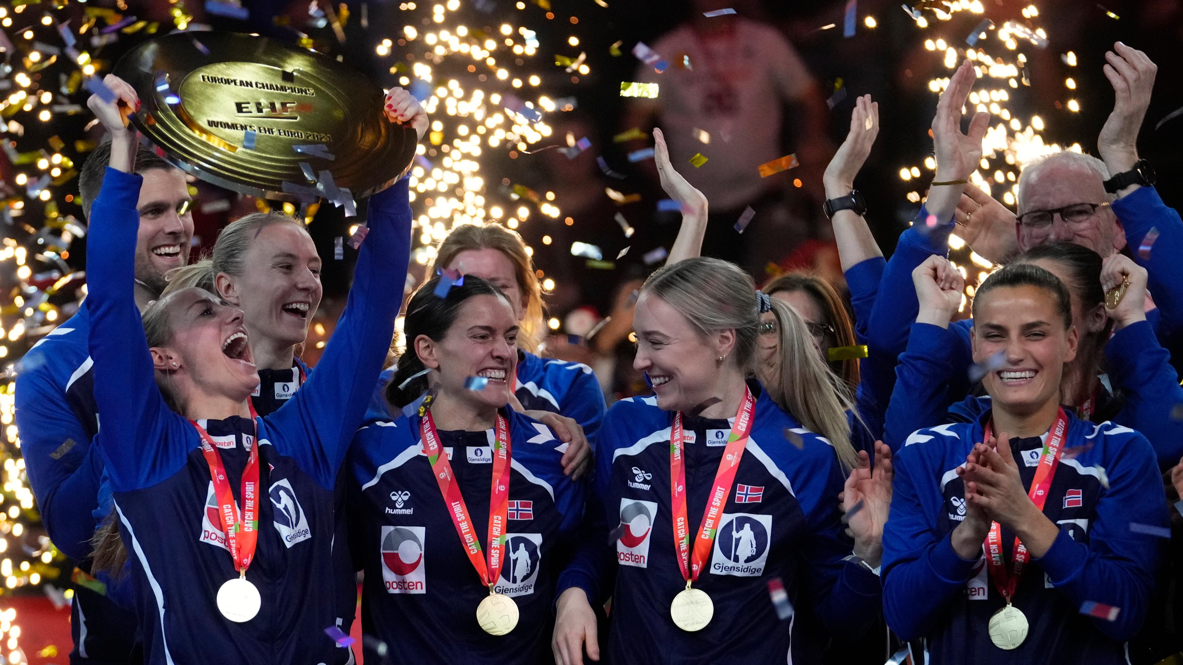 Die norwegischen Handballerinnen jubeln nach ihrem Sieg gegen Dänemark und werfen Camilla Herrem in die Luft.