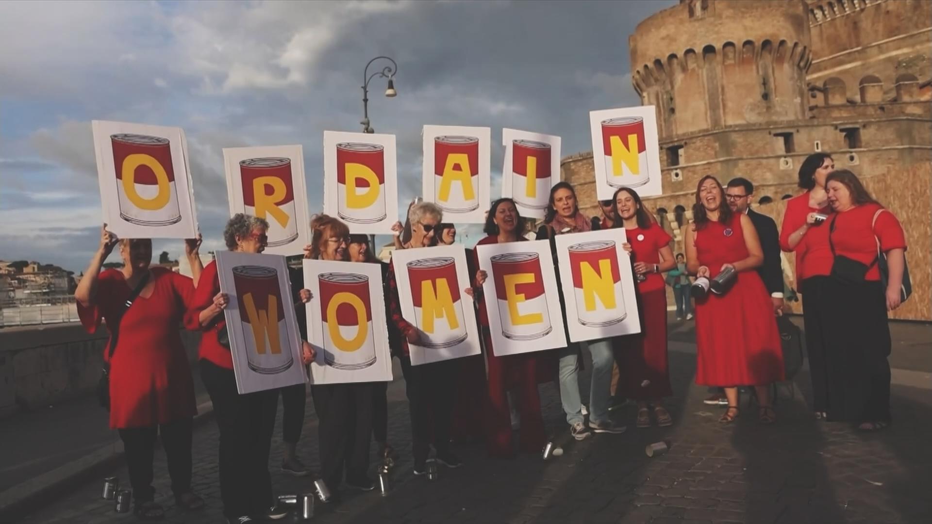 Frauen in der Weltsynode mit Schildern