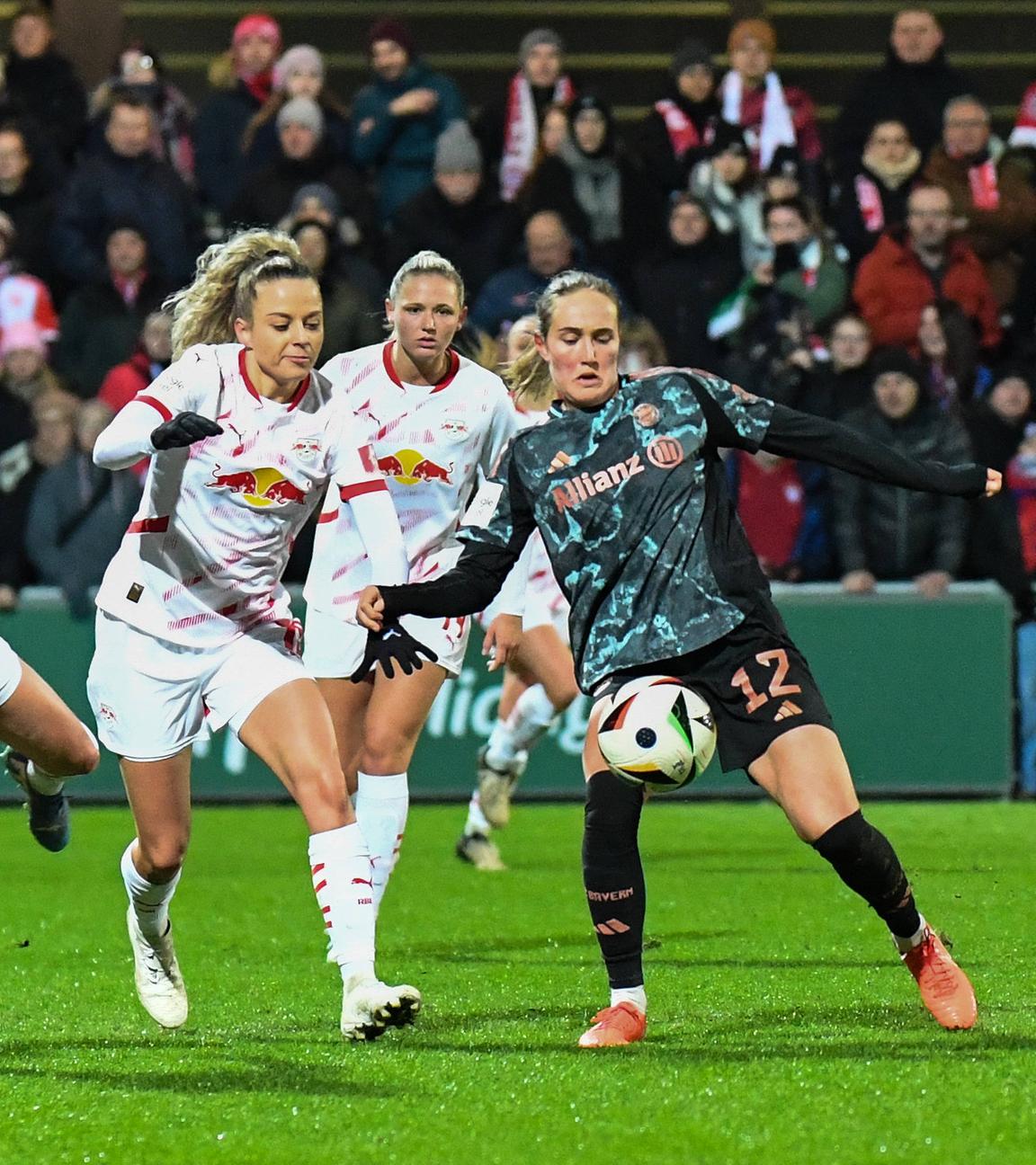 Victoria Krug (Leipzig) und Jenny Hipp (Leipzig) im Duell gegen Sydney Lohmann (Bayern München).