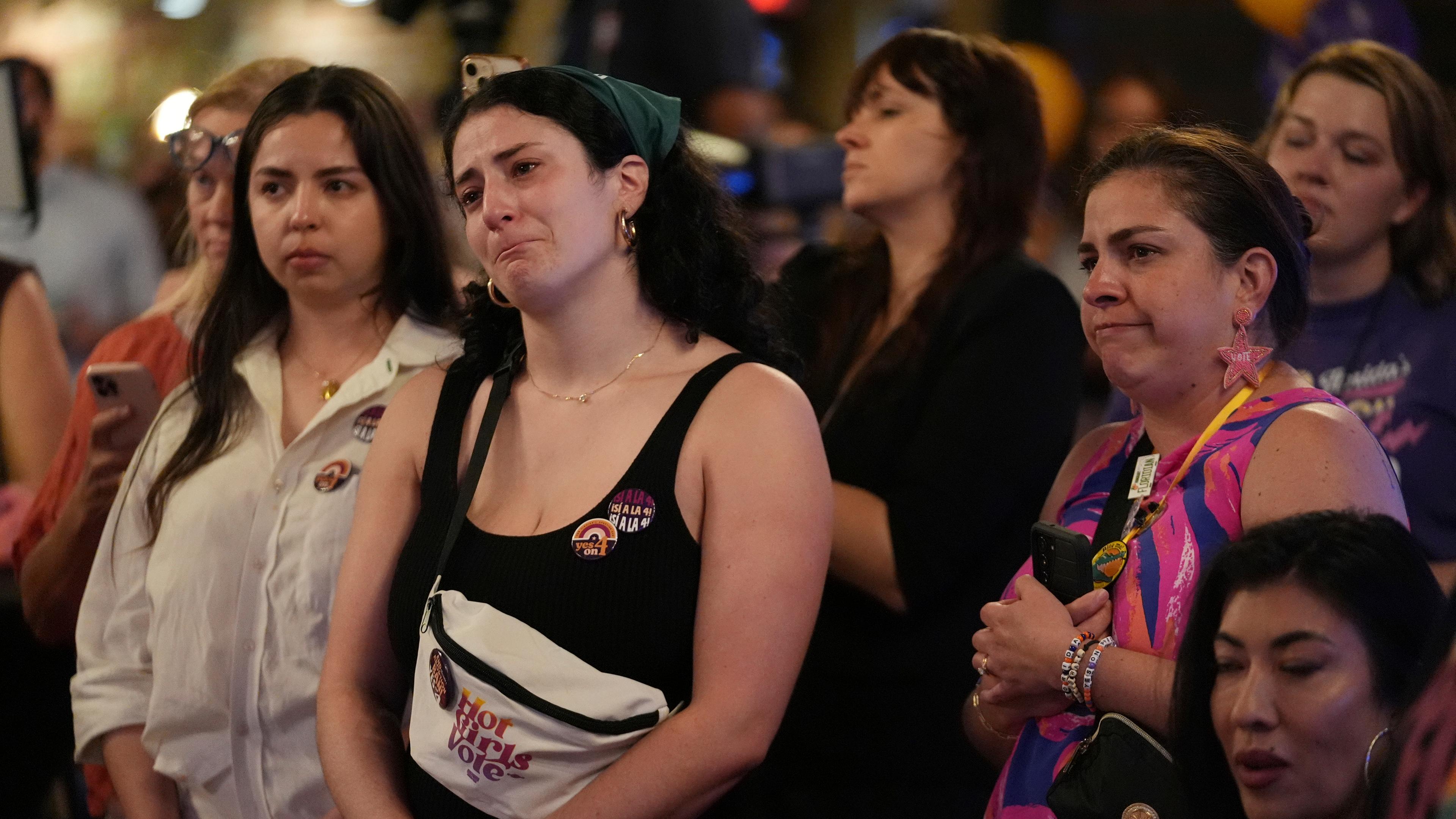 Frauen reagieren enttäuscht auf die Niederlage des Änderungsantrags 4 in Florida.