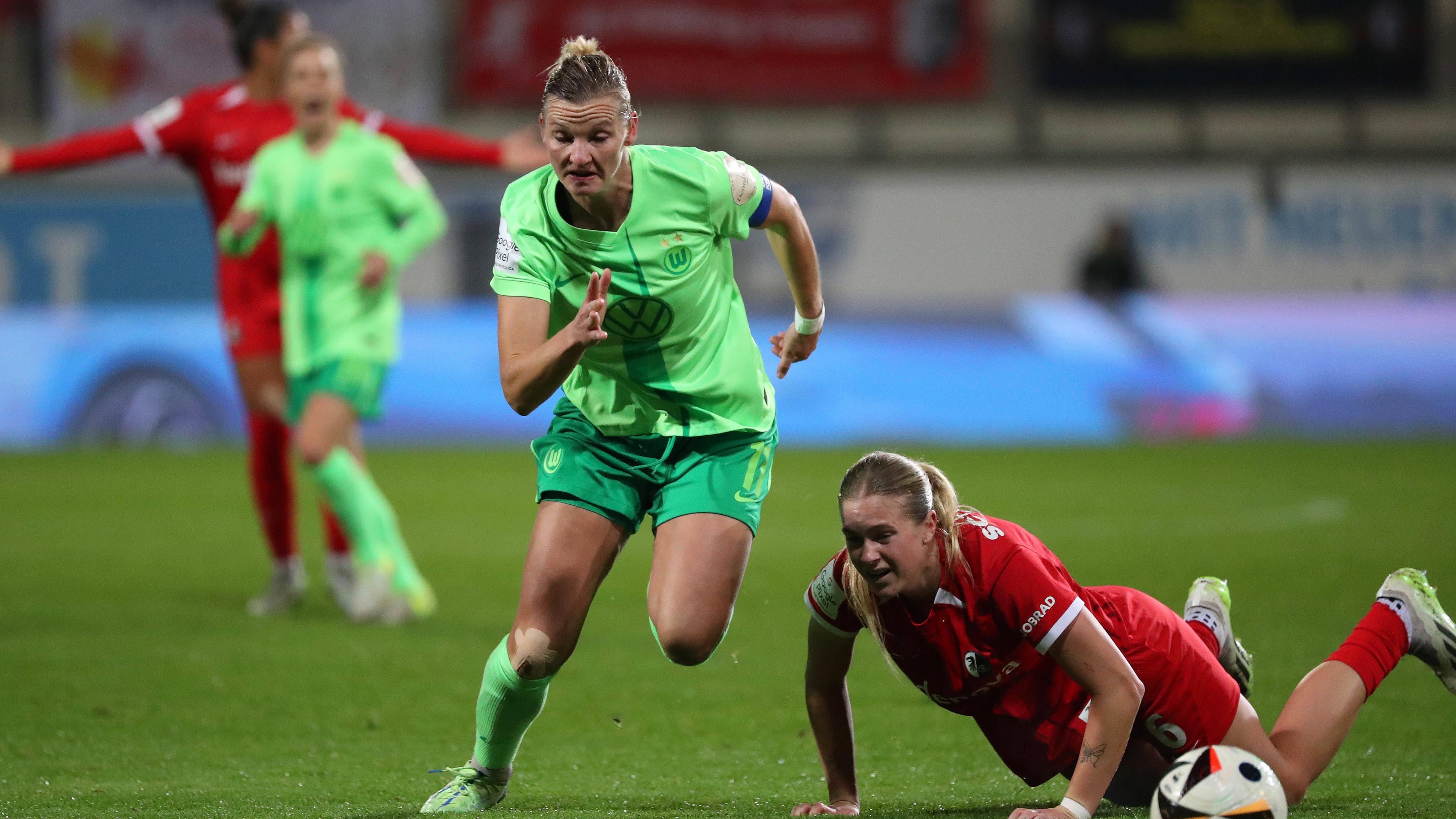 Alexandra Popp (VfL Wolfsburg) und Annie Karich (SC Freiburg) kämpfen um den Ball.