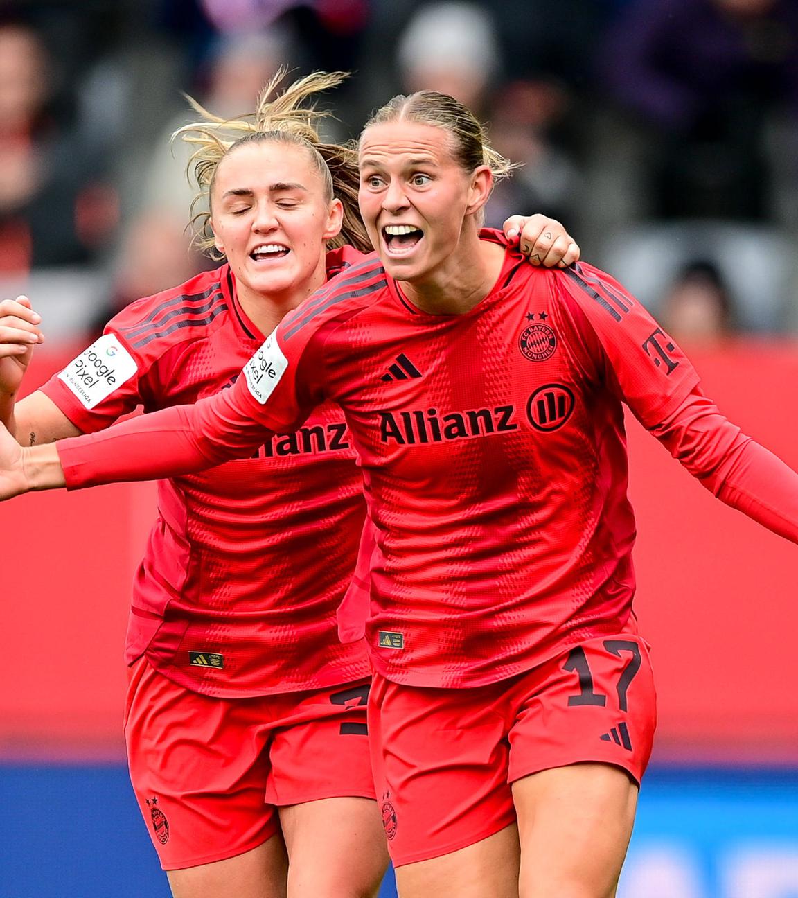 Klara Bühl vom FC Bayern München jubelt mit Teamkollegin Georgia Stanway nach ihrem Tor zum 1:0 gegen den 1. FC Köln.