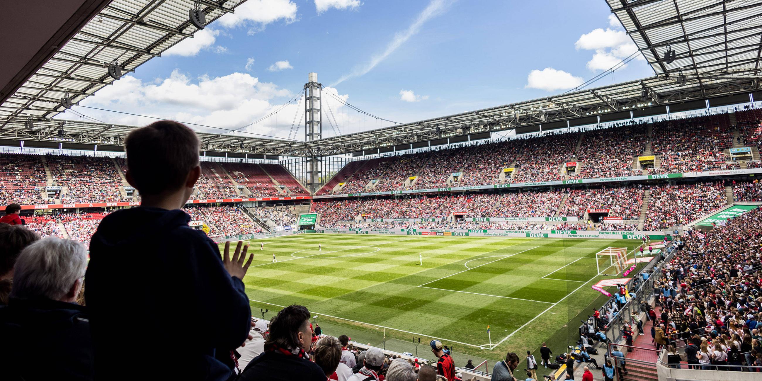 Zu seltenes Bild: Volle Ränge in der Frauen-Bundesliga, hier beim Rekordspiel zwischen dem 1. FC Köln und Eintracht Frankfurt am 23. April 2023 mit 38.365 Zuschauern.