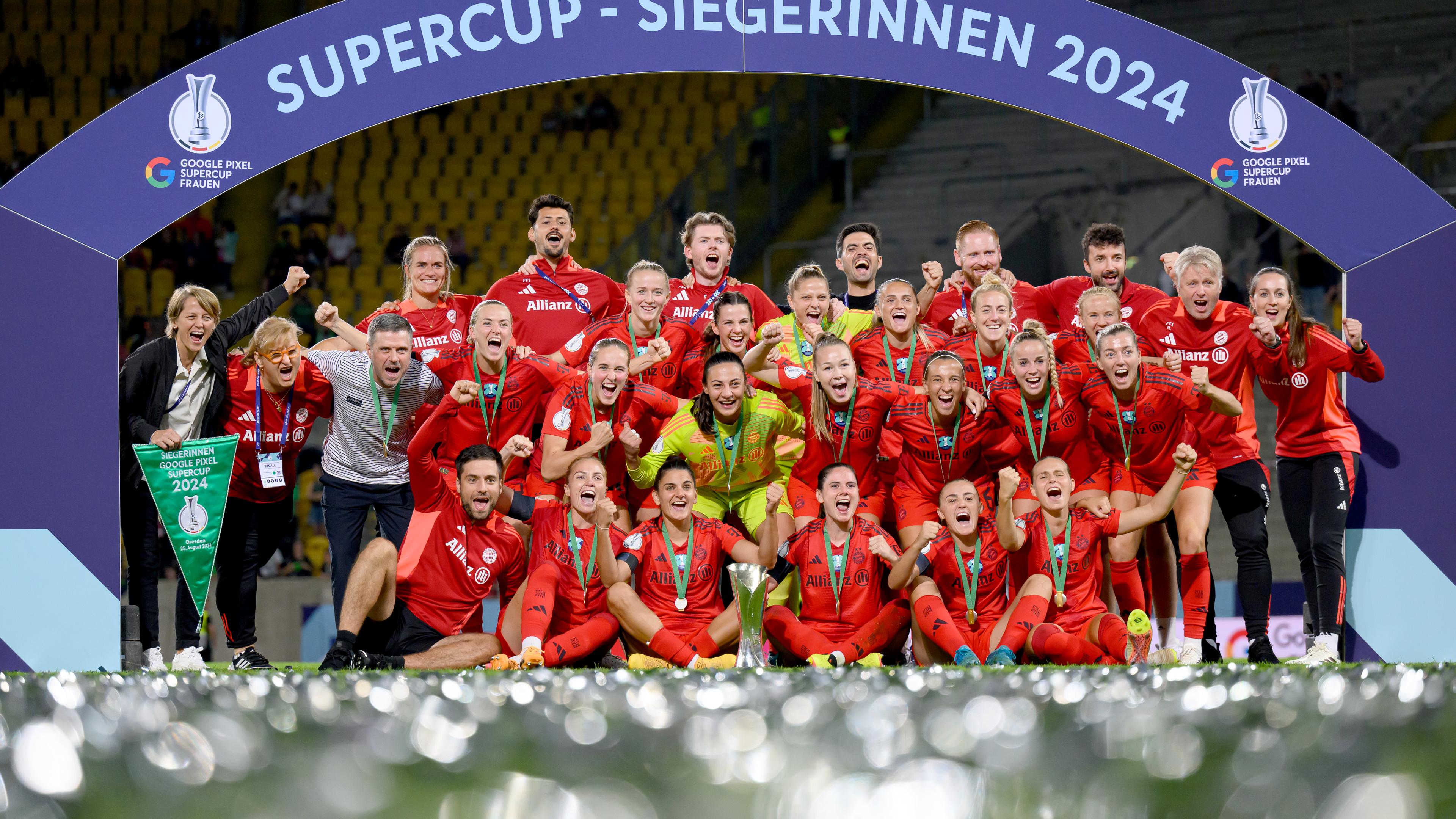 Die Frauen des FC Bayern München gewinnen den Supercup 2024.