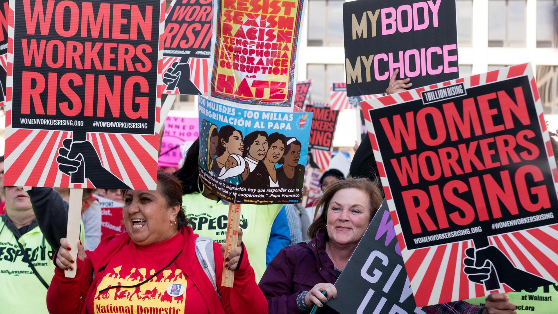 "Frauenprotest und Widerstand - Kampf für ein neues Amerika": Frauen demonstrieren mit Schildern und Plakaten.