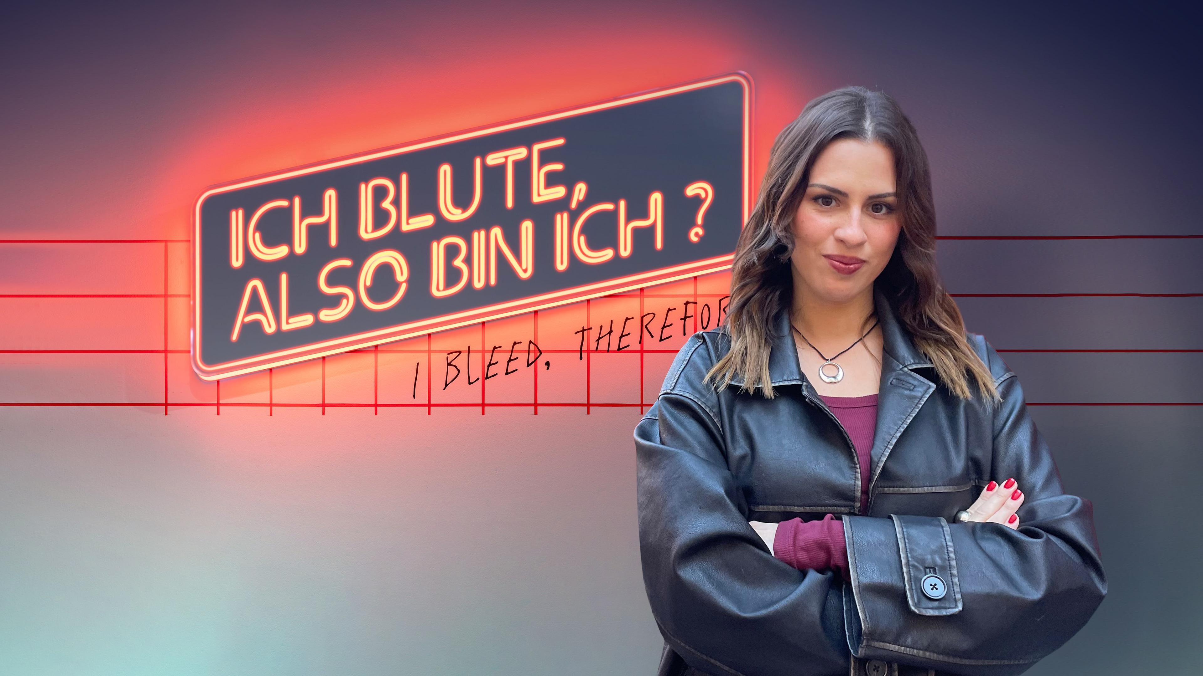 Frau vor Ausstellungswand mit Schrift "Ich blute, also bin ich"