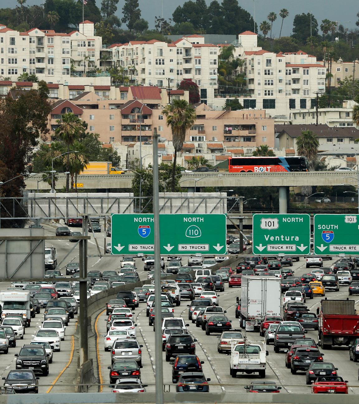 Auf diesem Foto vom Mittwoch, 6. Mai 2015, bewegt sich der Verkehr langsam auf dem Freeway 110 während des nachmittäglichen Berufsverkehrs in der Innenstadt von Los Angeles.