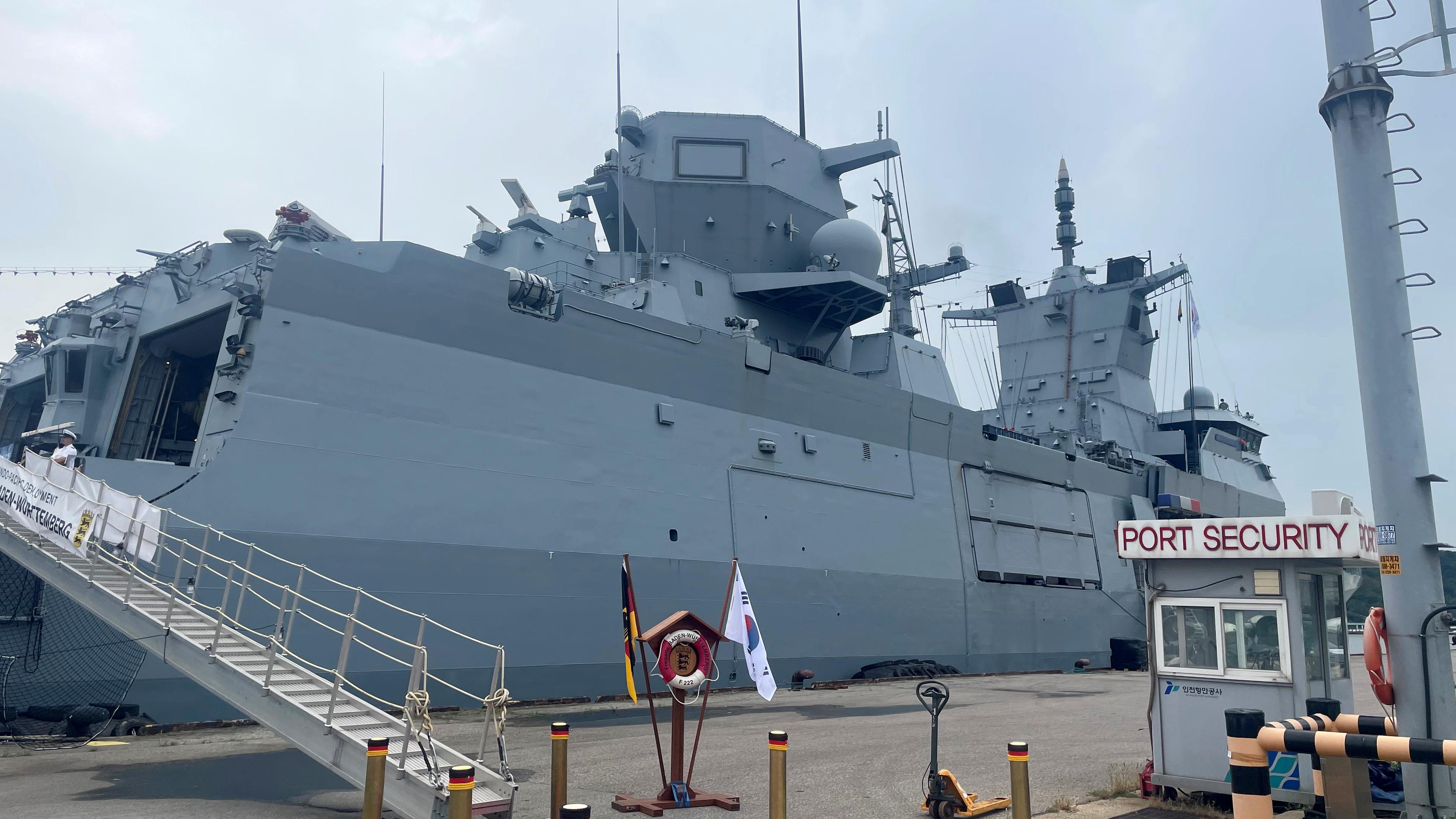 Fregatte «Baden-Württemberg» in einem Hafen in Südkorea