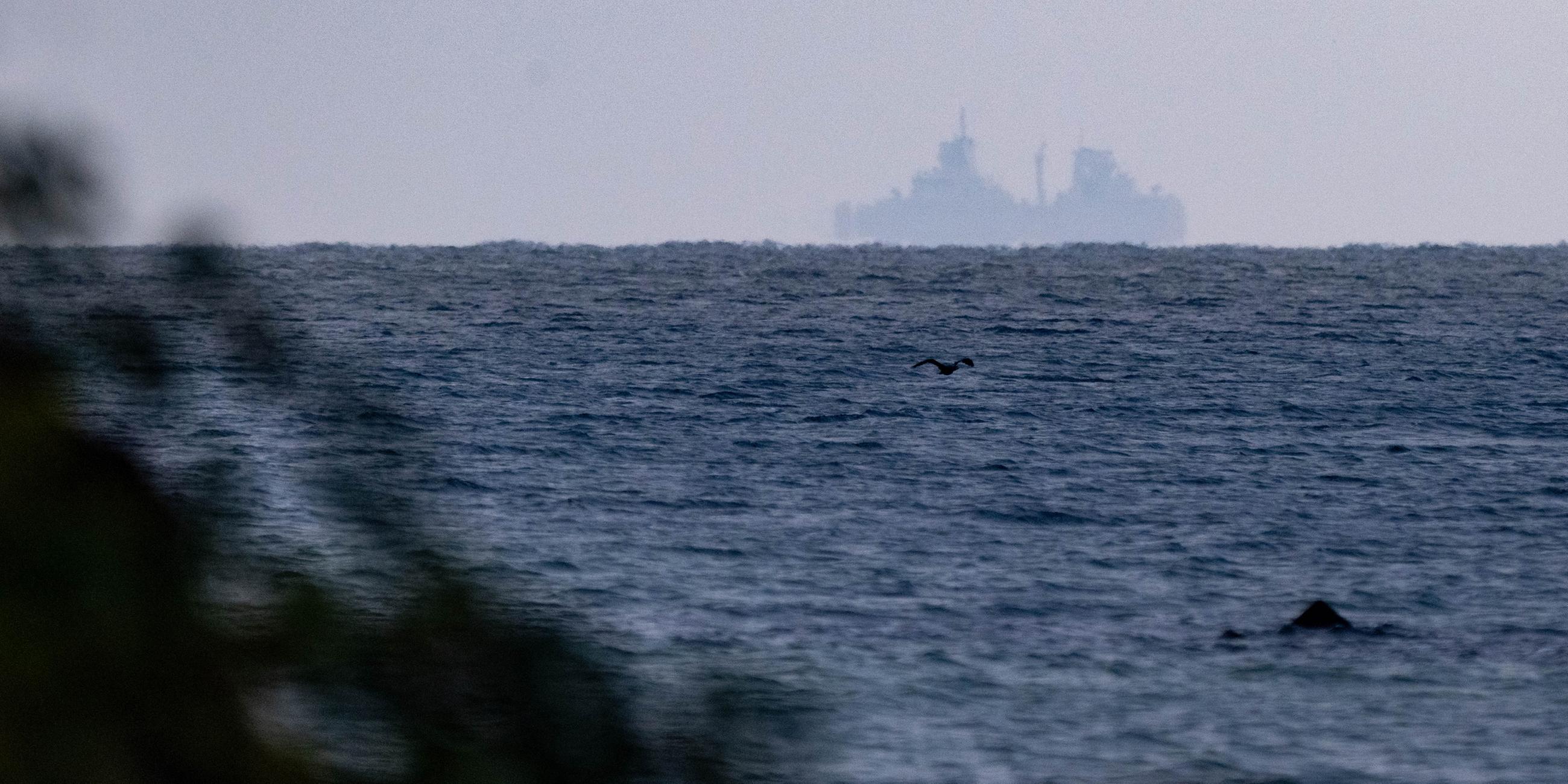 Die Fregatte Nordrhein-Westfalen fährt vor der Insel Rügen auf der Ostsee.