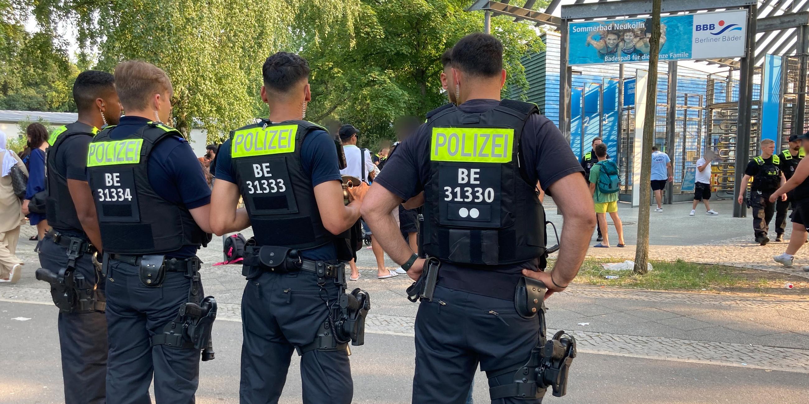 Archiv: Polizisten stehen vor dem Eingang des Sommerbad in Neukölln am 09.07.2023.
