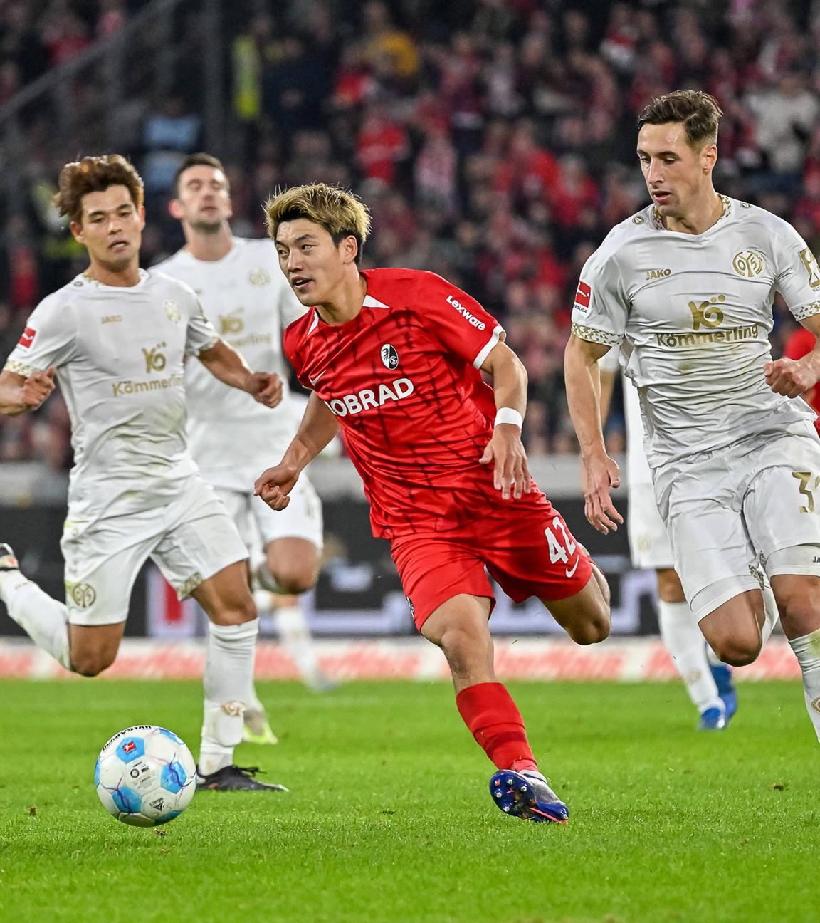 Dominik Kohr (Mainz) am Ball gegen Ritsu Doan (Freiburg).