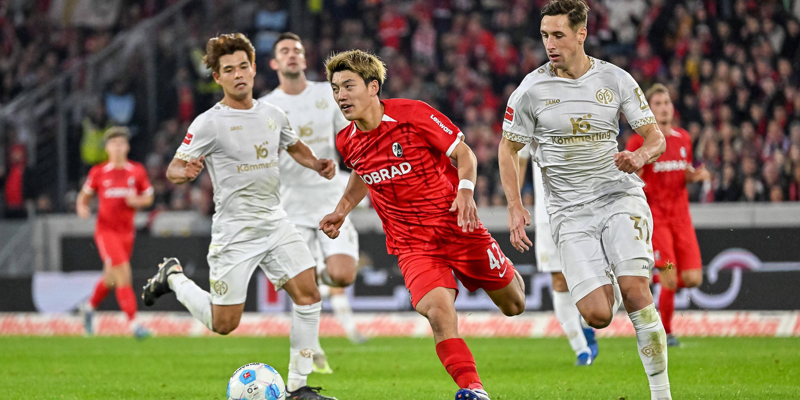 Dominik Kohr (Mainz) am Ball gegen Ritsu Doan (Freiburg).