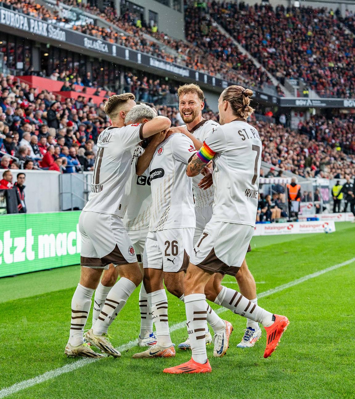 Tor zum 1:0 durch Elias Saad (FC St. Pauli).