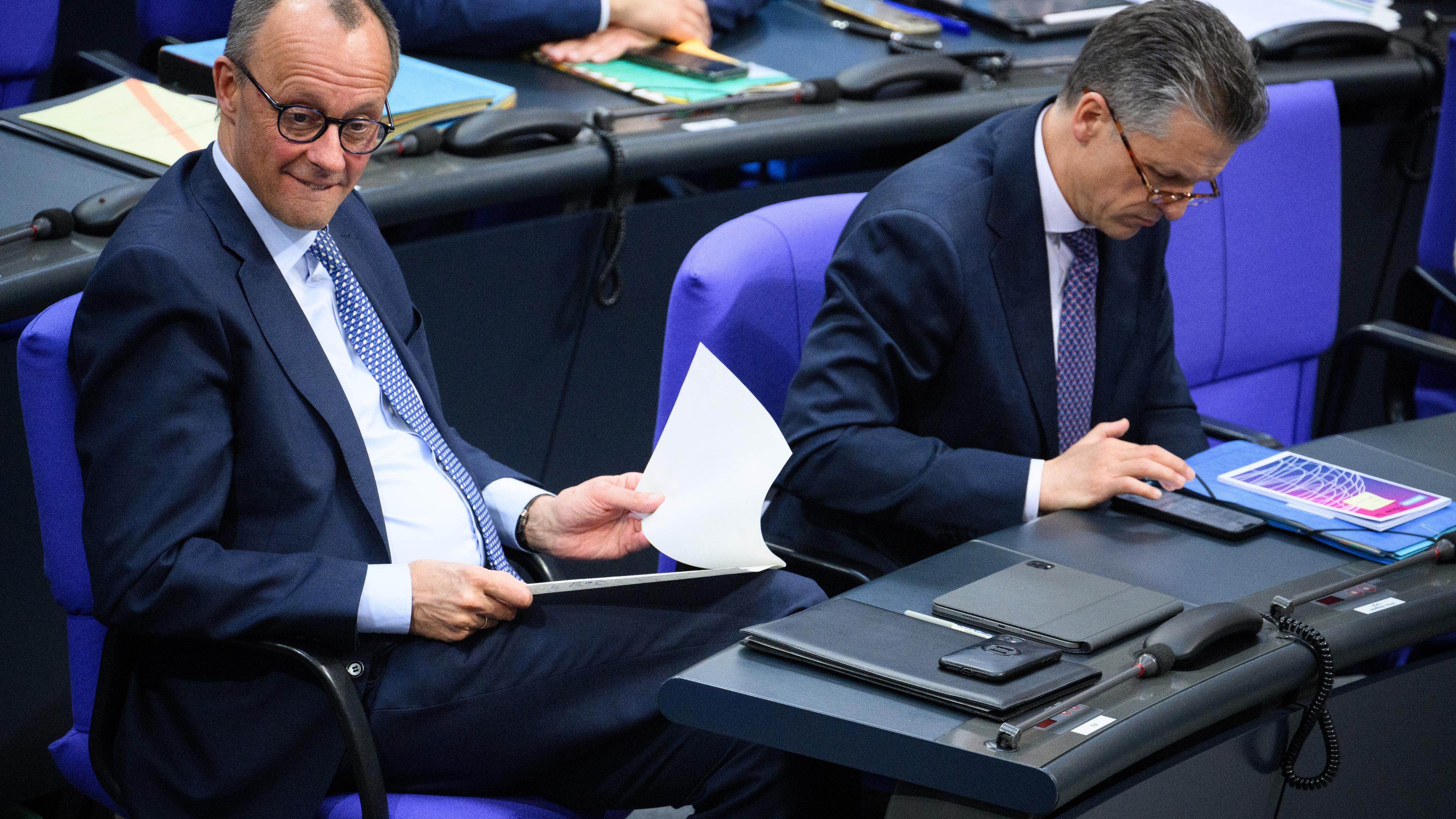 Friedrich Merz, CDU-Vorsitzender und Vorsitzender der CDU/CSU-Bundestagsfraktion, und Thorsten Frei (CDU) sitzen in der 213. Plenarsitzung der 20. Legislaturperiode im Deutschen Bundestag.