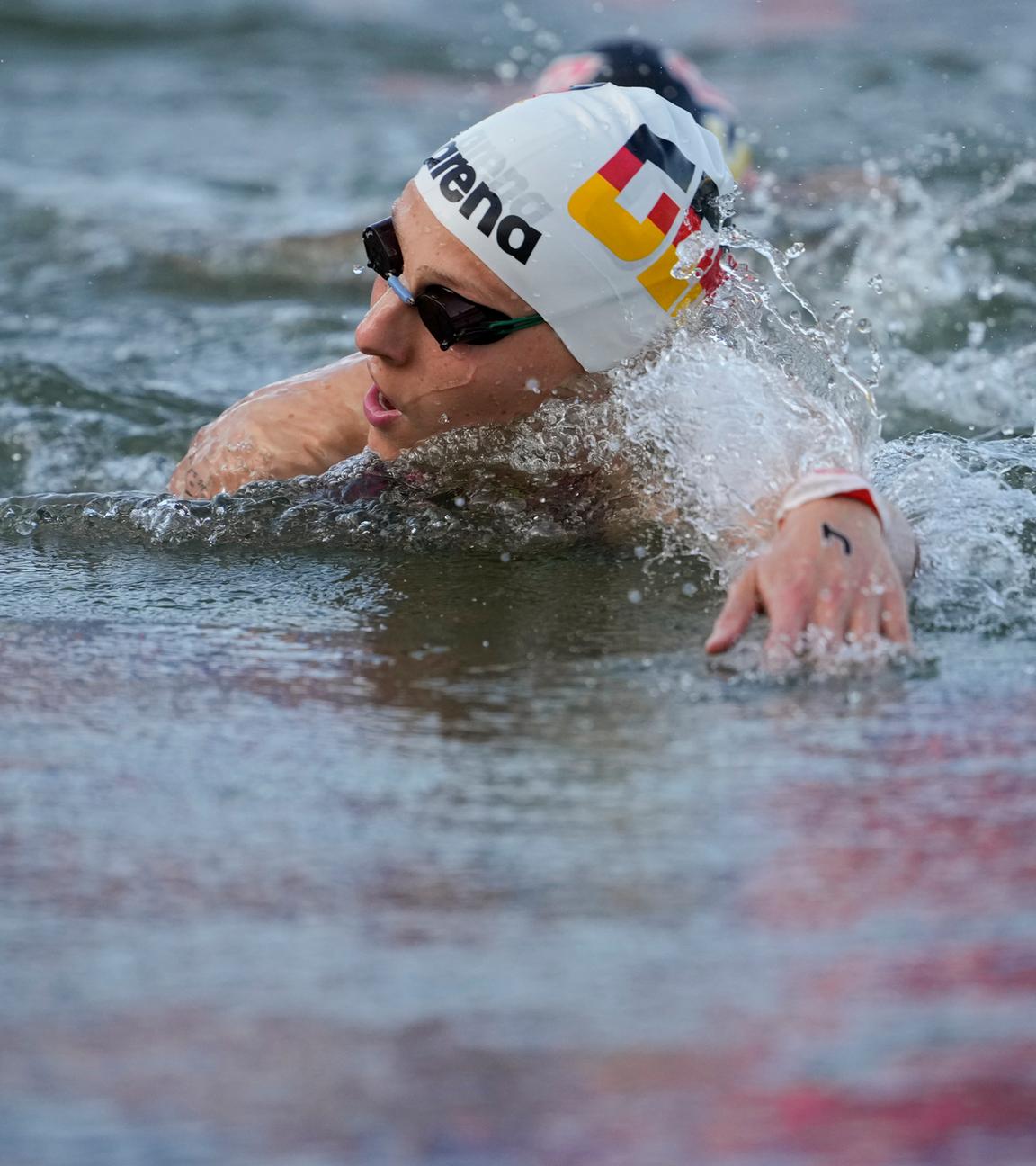 eonie Beck aus Deutschland schwimmt in der Seine. 