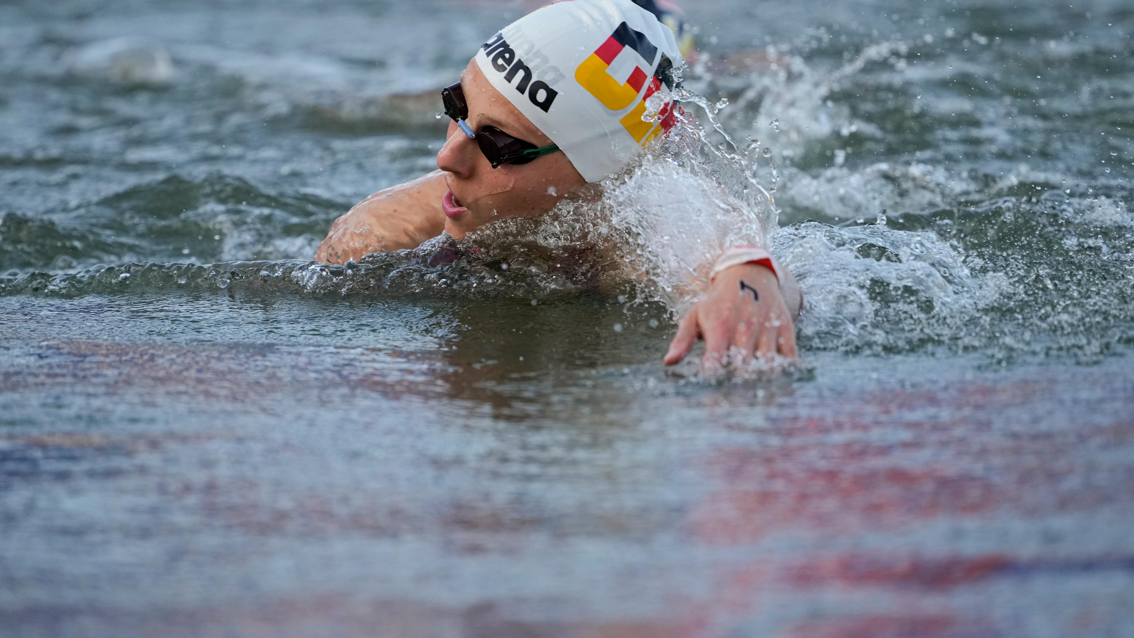 eonie Beck aus Deutschland schwimmt in der Seine. 