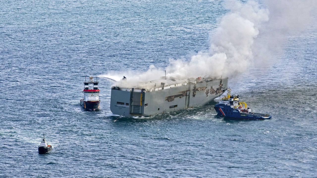 Frachter In Brand - Sorge Vor Umweltkatastrophe - ZDFheute