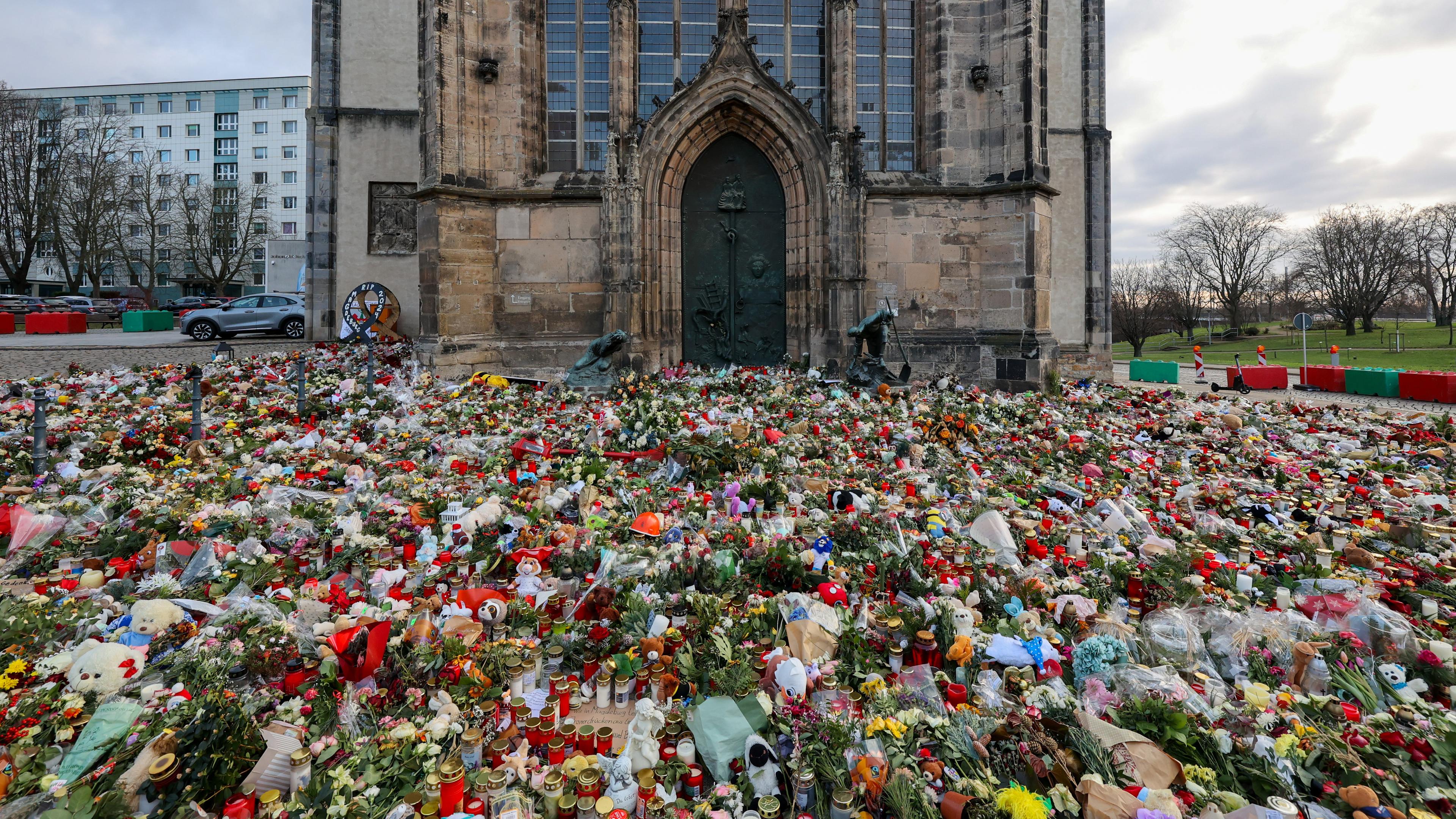 Hunderte Kerzen, Blumen und Plüschtiere finden sich vor der Johanniskirche für die Opfer des Anschlags.