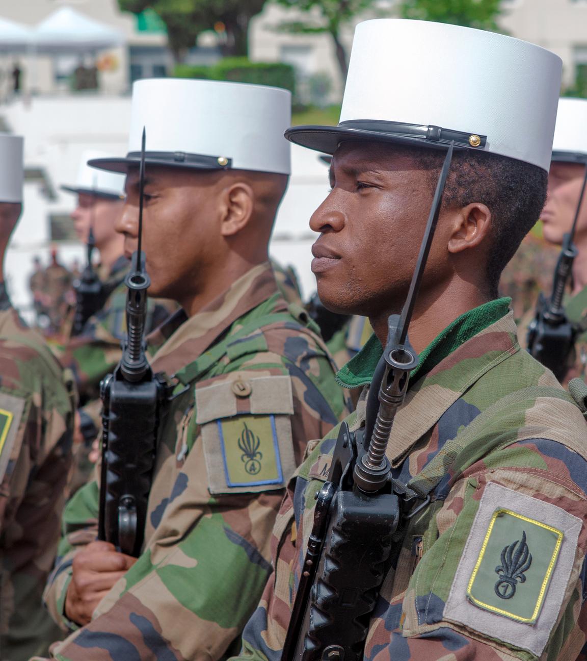 Legionäre mit "Képi Blanc" stehen auf Appellplatz in Aubagne für den Morgenappell, der Vergabe der Tagesbefehle.