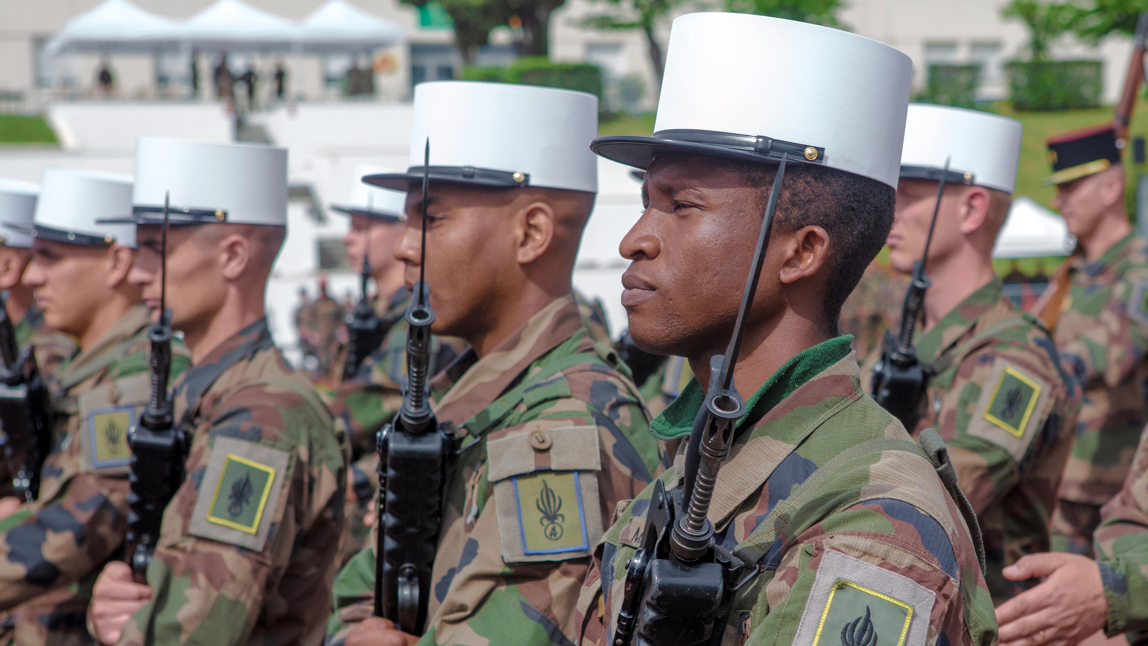 Legionäre mit "Képi Blanc" stehen auf Appellplatz in Aubagne für den Morgenappell, der Vergabe der Tagesbefehle.