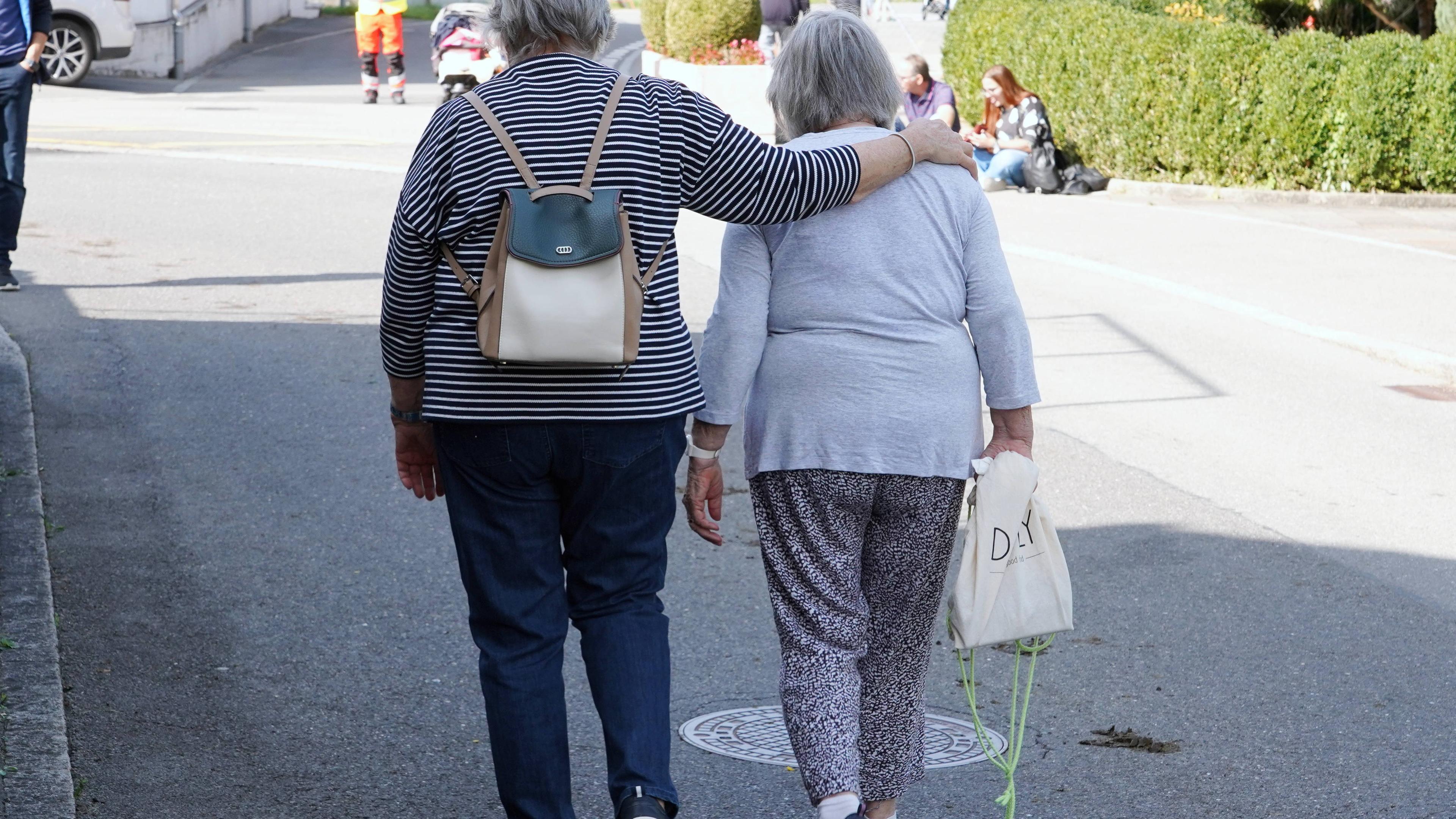 Zwei Seniorinnen unterwegs