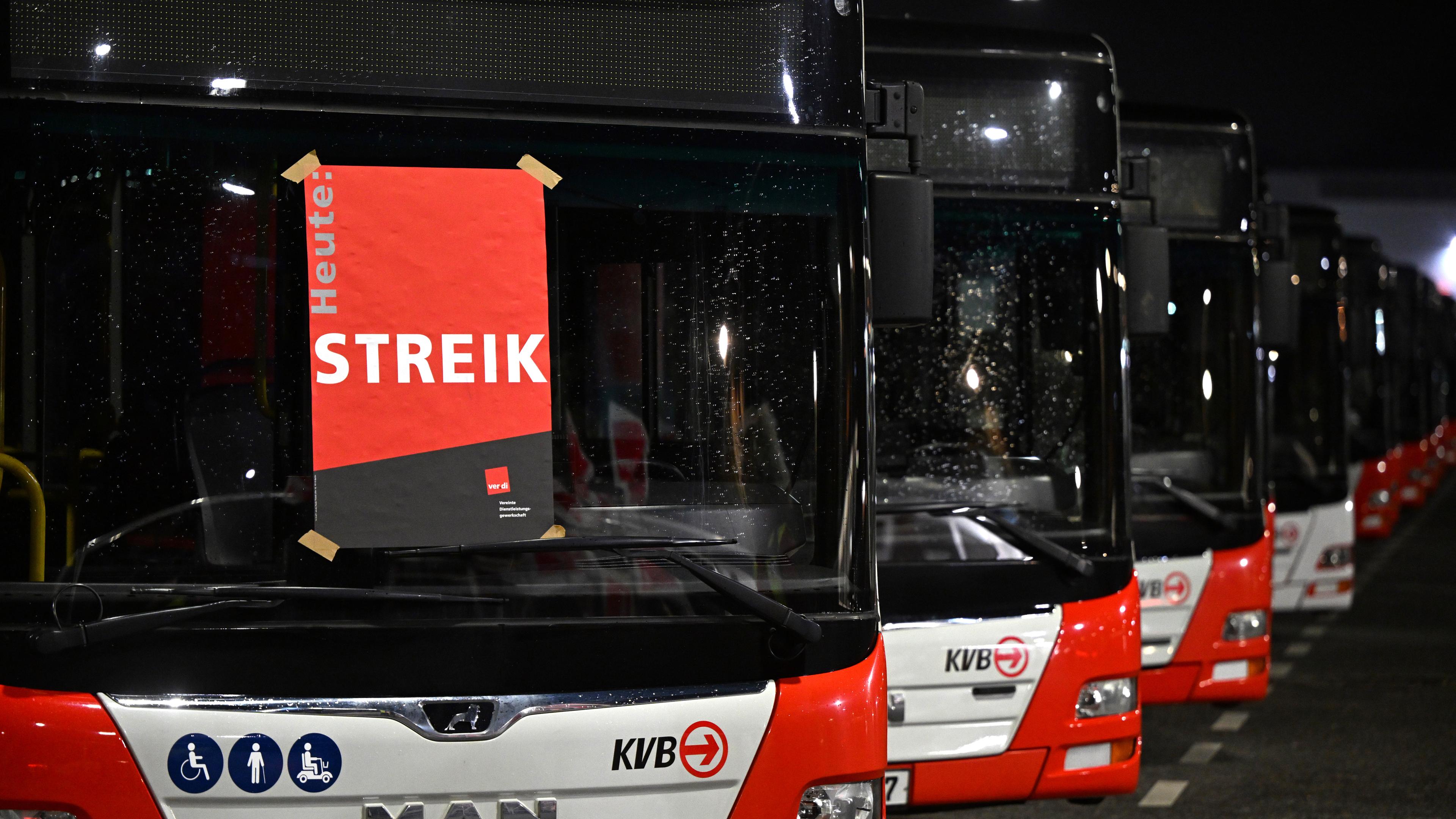 Nordrhein-Westfalen, Köln: Ein Plakat mit der Aufschrift "Streik" ist auf die Frontscheibe eines Busses geklebt.