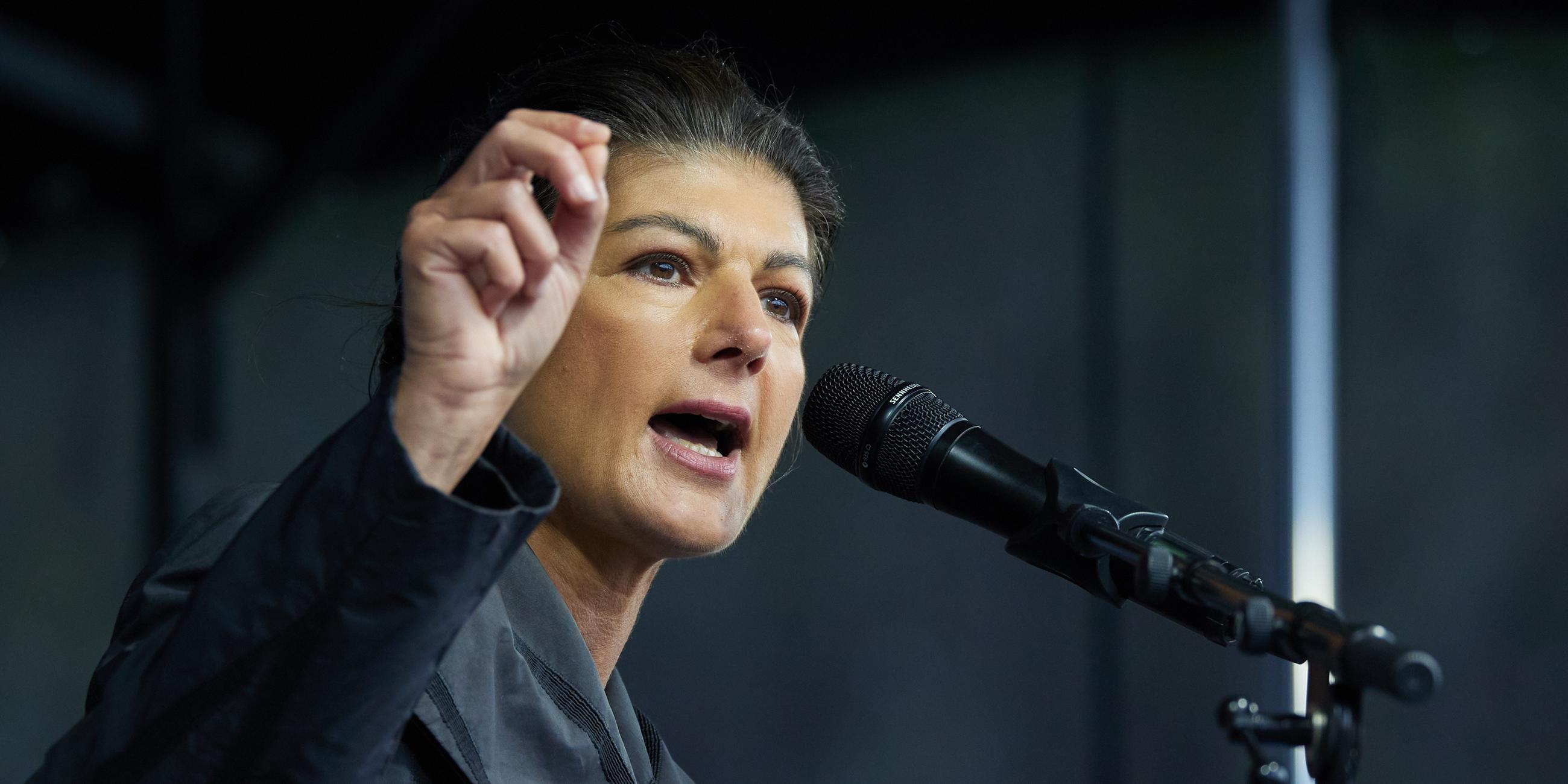 03.10.2024, Berlin: Sahra Wagenknecht (BSW) spricht bei einer Friedensdemonstration an der Siegessäule.