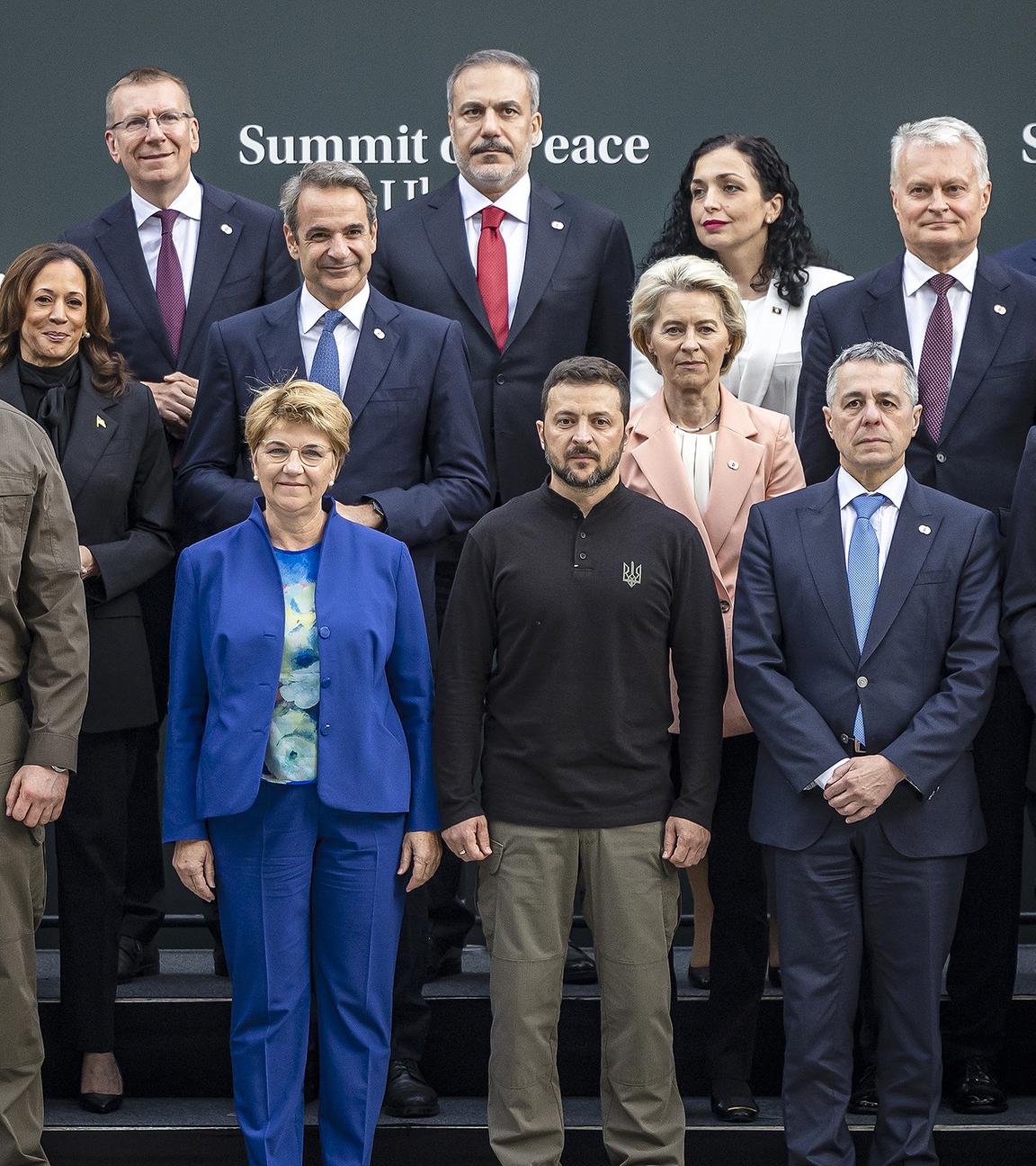 Wolodymyr Selenskyj mit Staatsoberhäuptern beim Familienfoto der Gipfels zum Frieden in der Ukraine