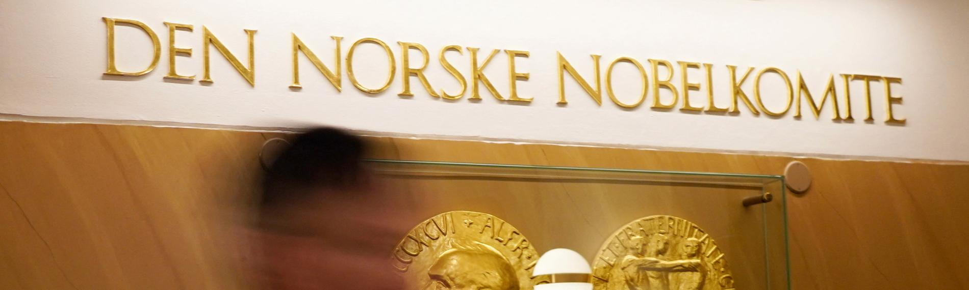 Ein Blick auf ein Schild mit der Aufschrift „das norwegische Nobelkomitee“ im norwegischen Nobelinstitut, wo der Träger des Friedensnobelpreises bekannt gegeben wird, in Oslo, Norwegen, 6. 10. 2023. 